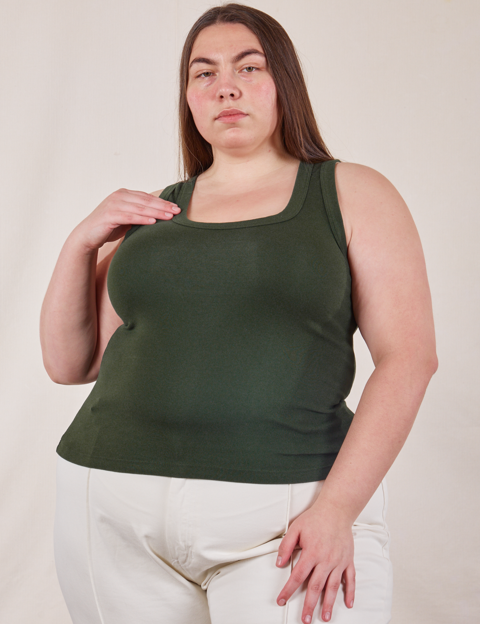 Marielena is 5&#39;8&quot; and wearing 1XL Tank Top in Swamp Green