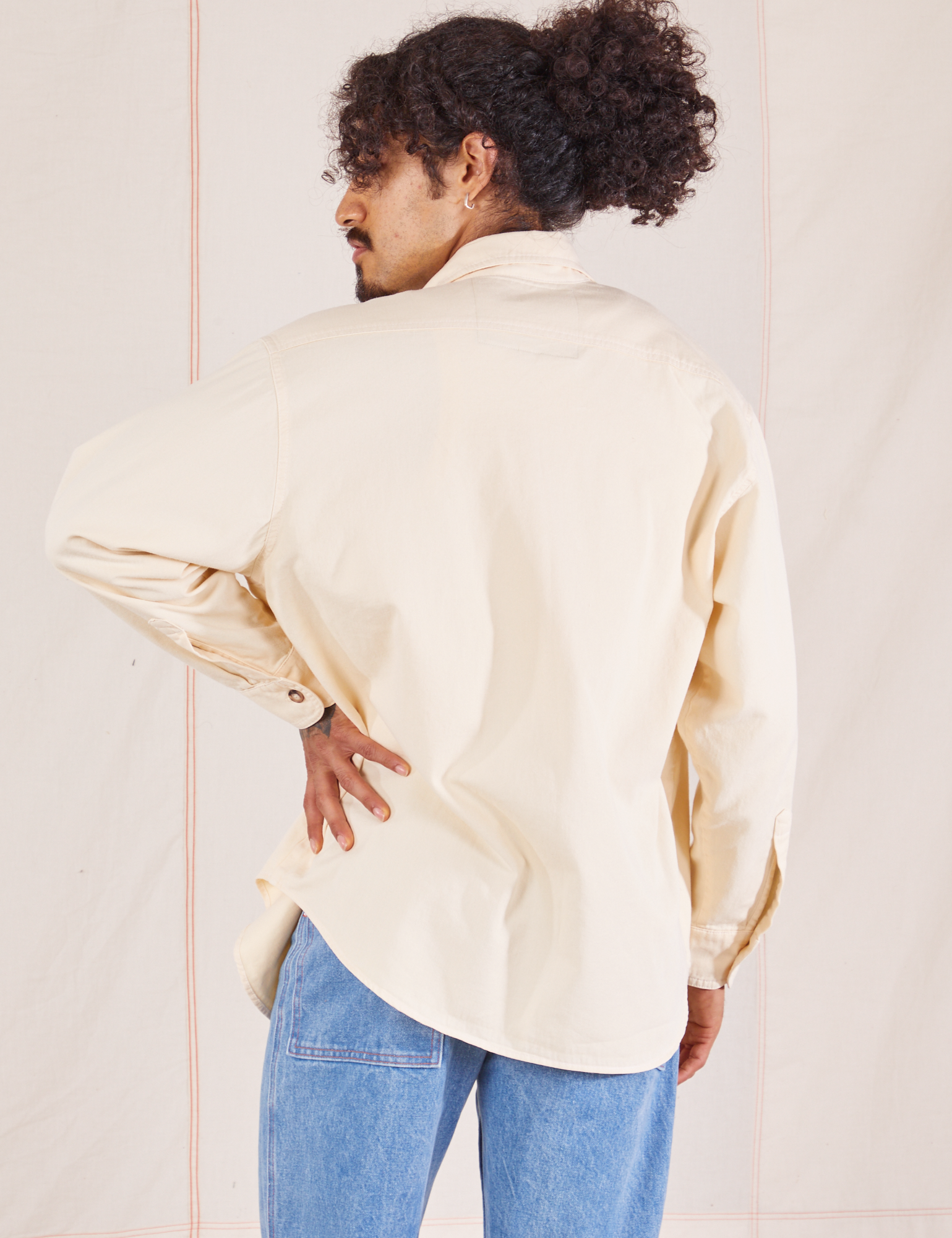 Back view of Oversize Overshirt in Vintage Tee Off-White worn by Jesse