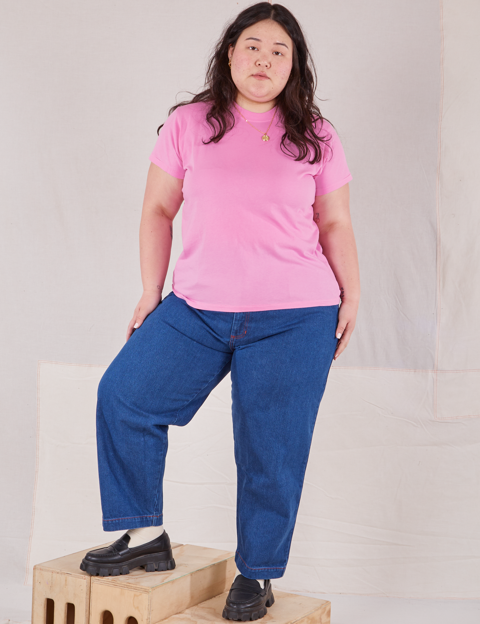Ashley is 5'7" and wearing L Organic Vintage Tee in Bubblegum Pink paired with dark wash Trouser Jeans