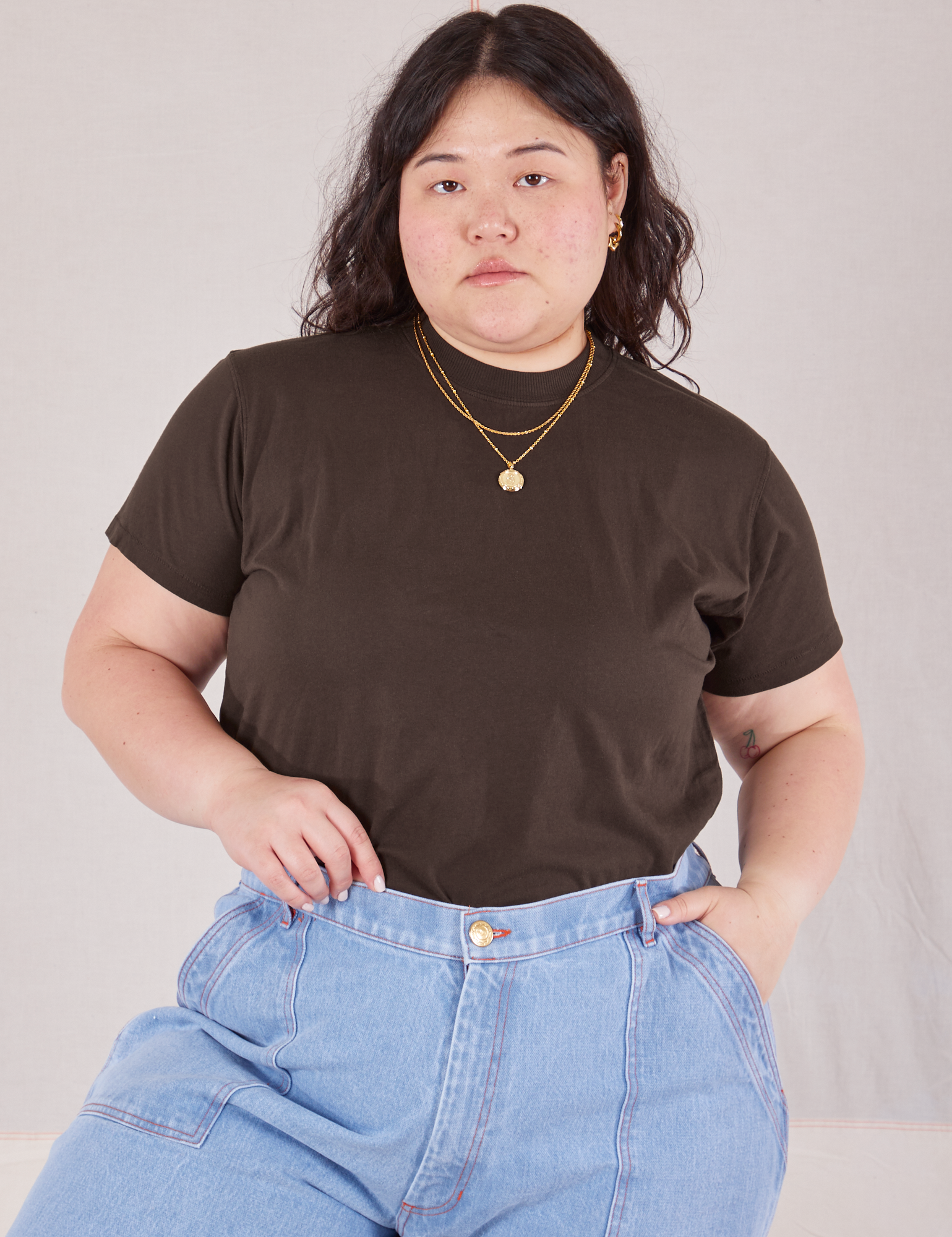 Ashley is 5'7" and wearing L Organic Vintage Tee in Espresso Brown tucked into light wash Carpenter Jeans