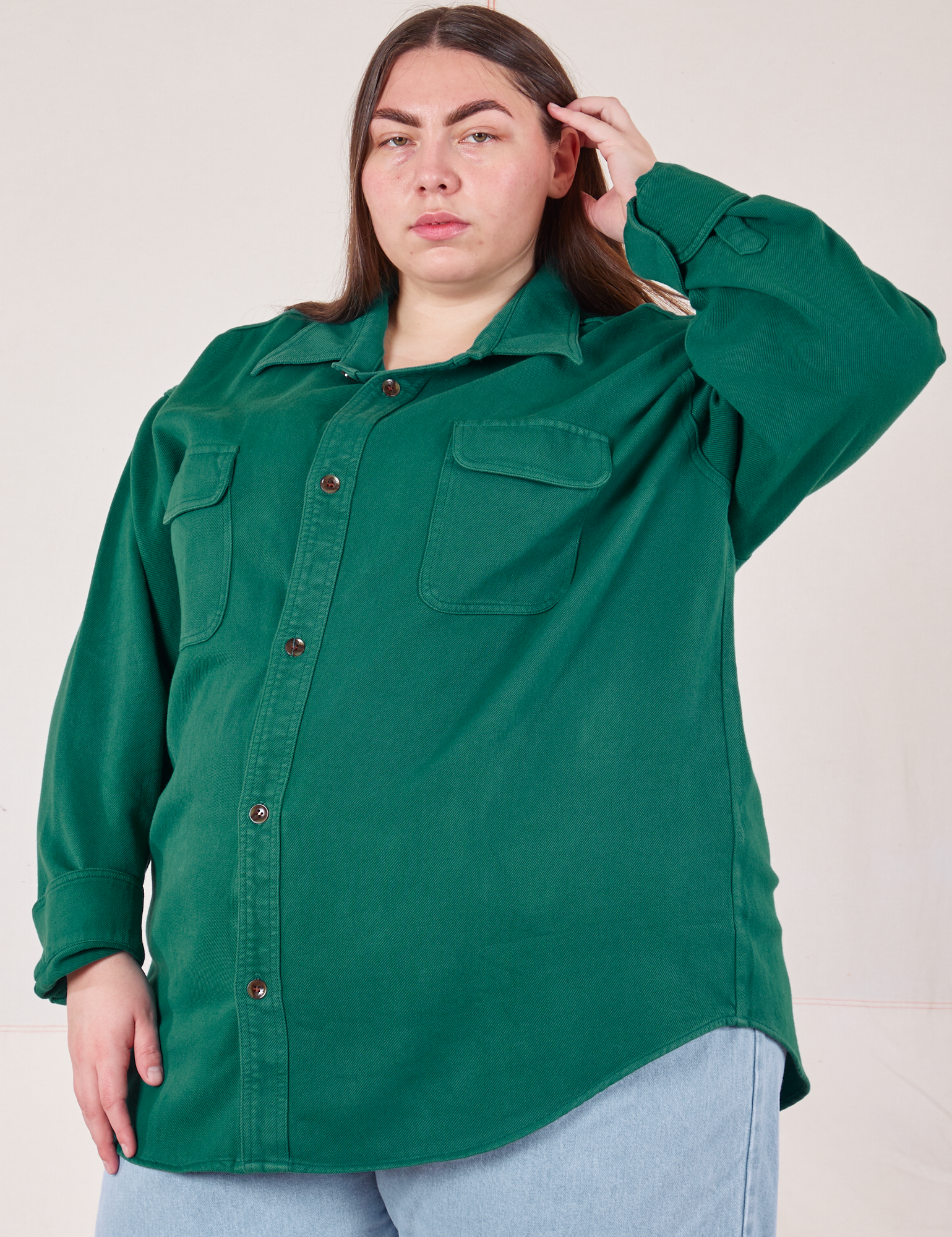 Marielena is 5&#39;8&quot; and wearing XL Flannel Overshirt in Hunter Green