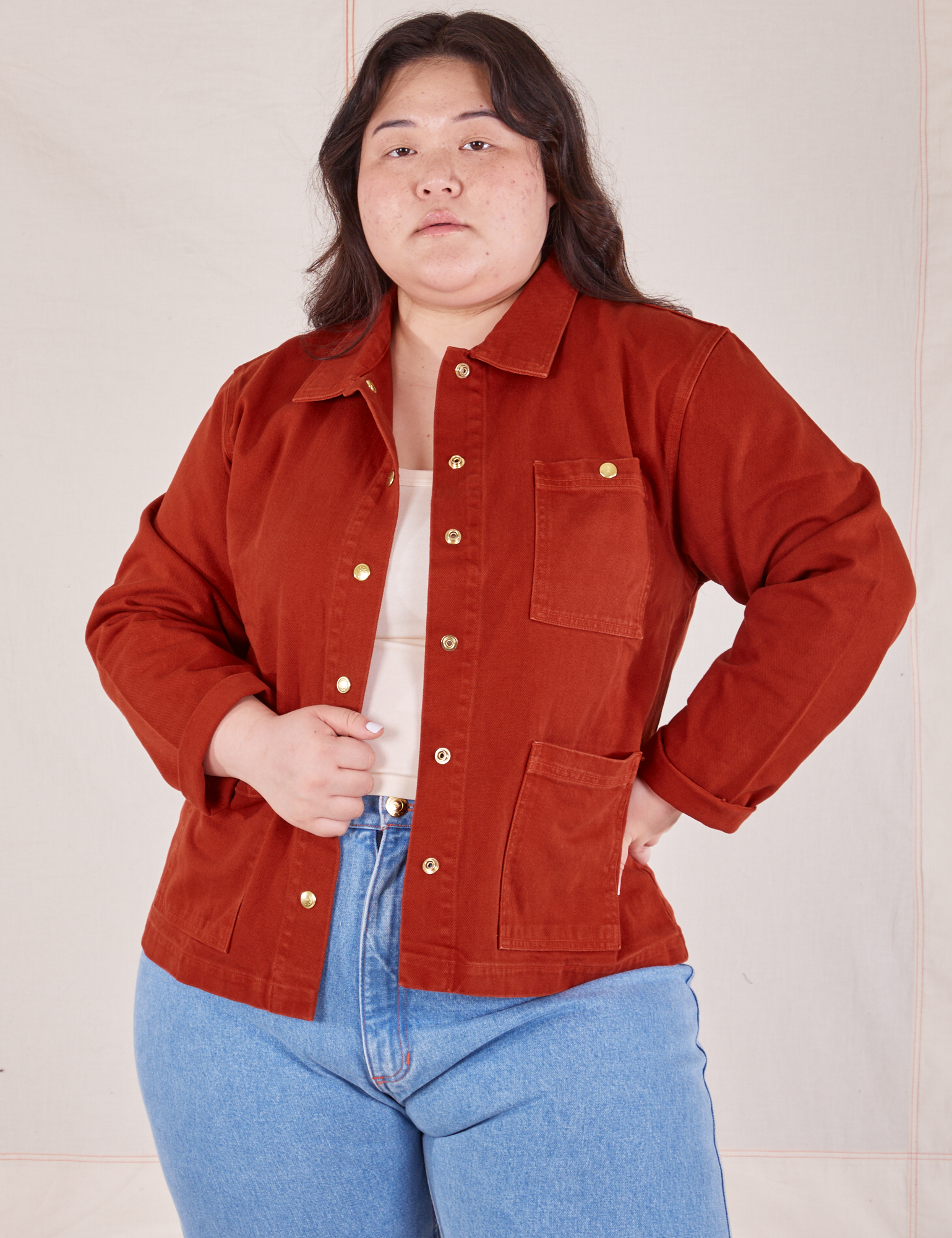 Ashley is 5&#39;7&quot; and wearing L Denim Work Jacket in Paprika