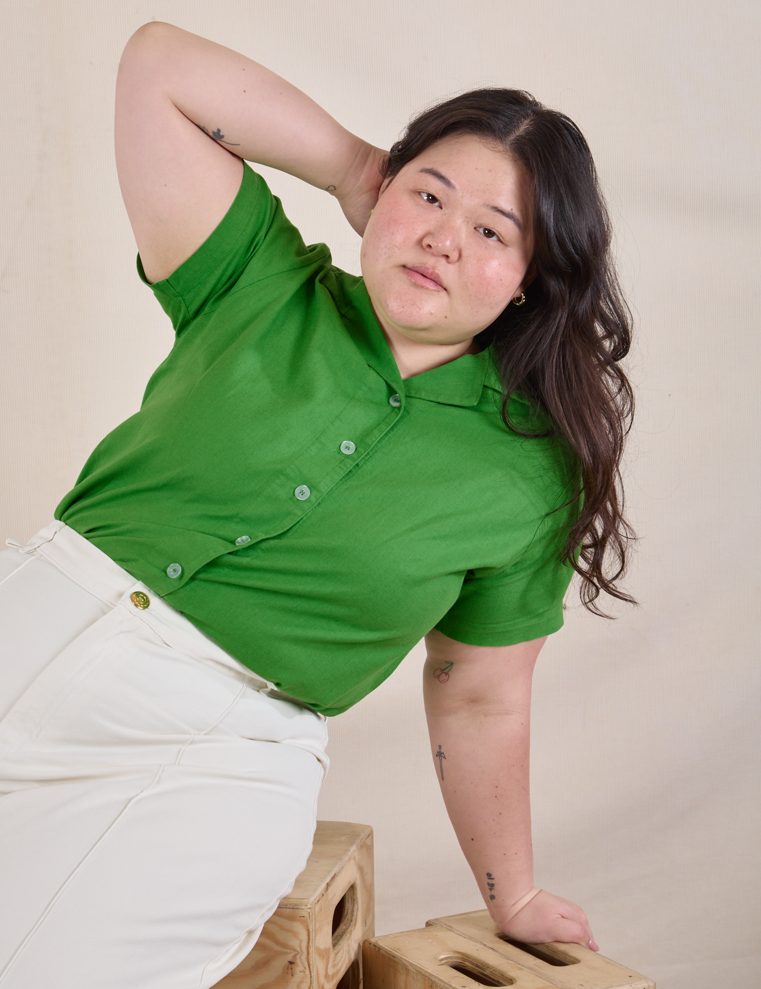 Pantry Button-Up in Kelly Green worn by Ashley