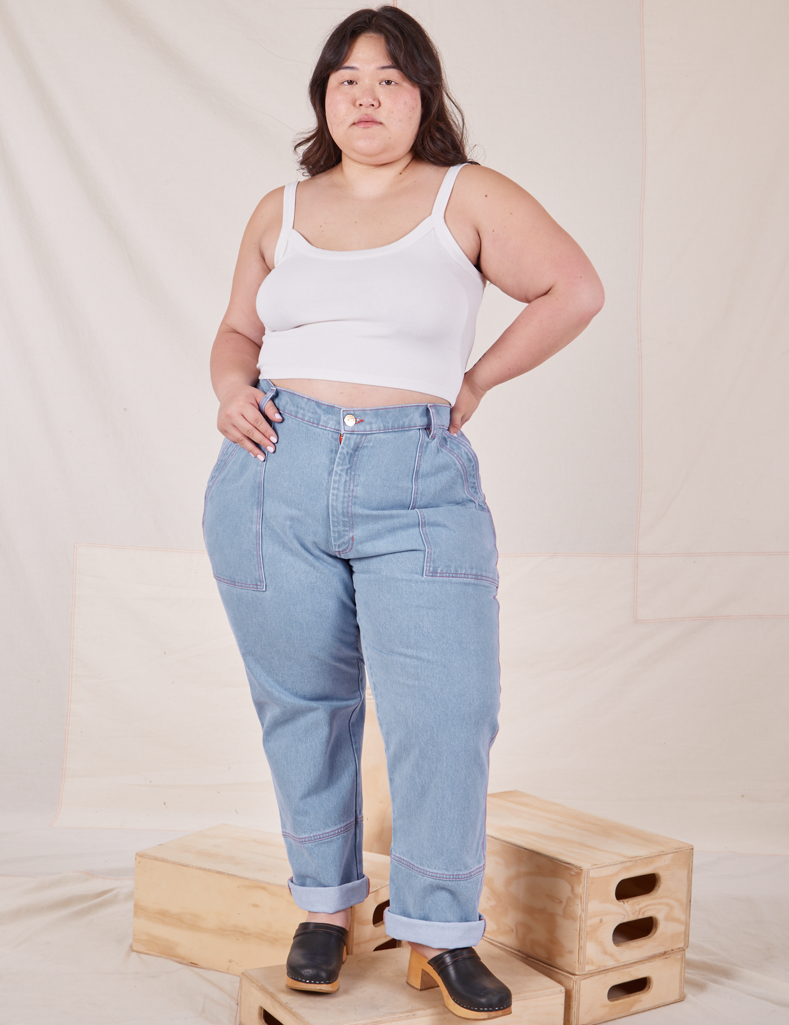 Ashley is 5&#39;7&quot; and wearing 1XL Carpenter Jeans in Light Wash paired with Cropped Cami in vintage tee off-white