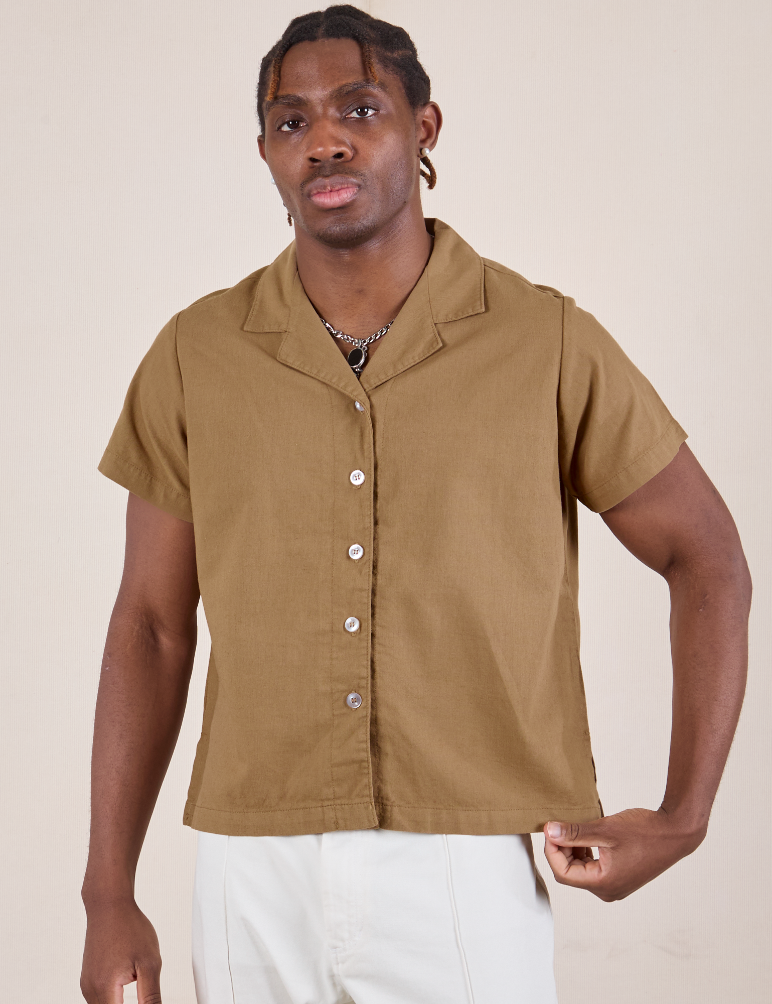 Isaac is 5'10" and wearing M Pantry Button-Up in Desert Brown