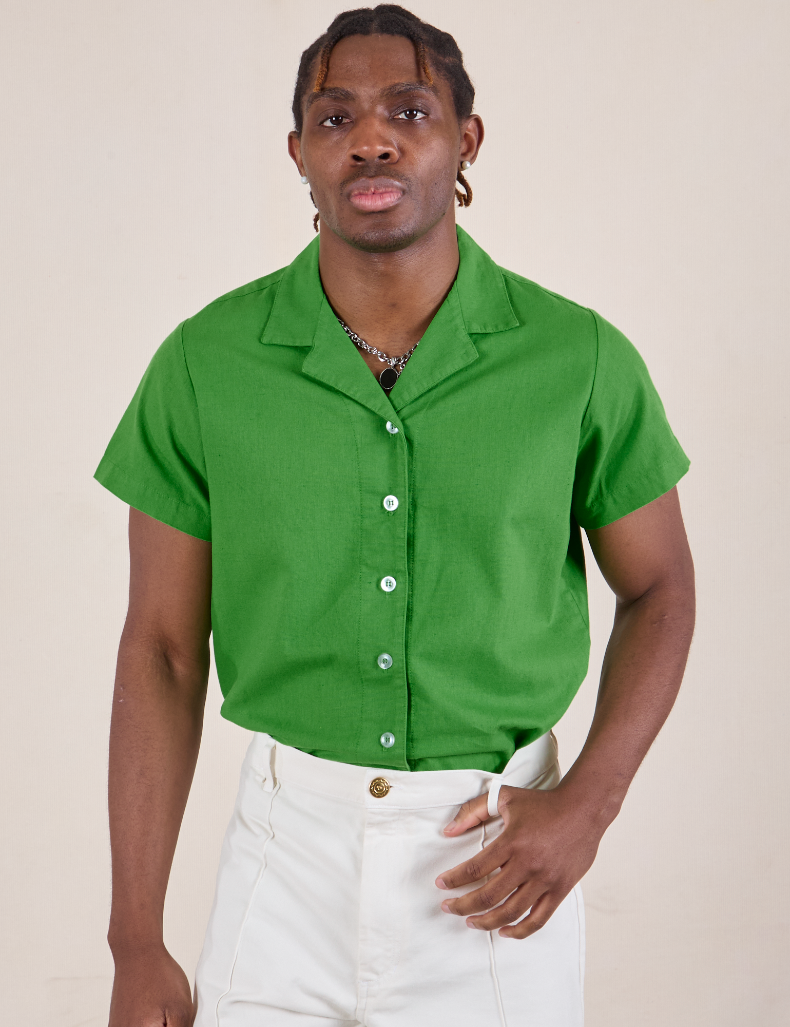 Isaac is 5'10" and wearing M Pantry Button-Up in Kelly Green