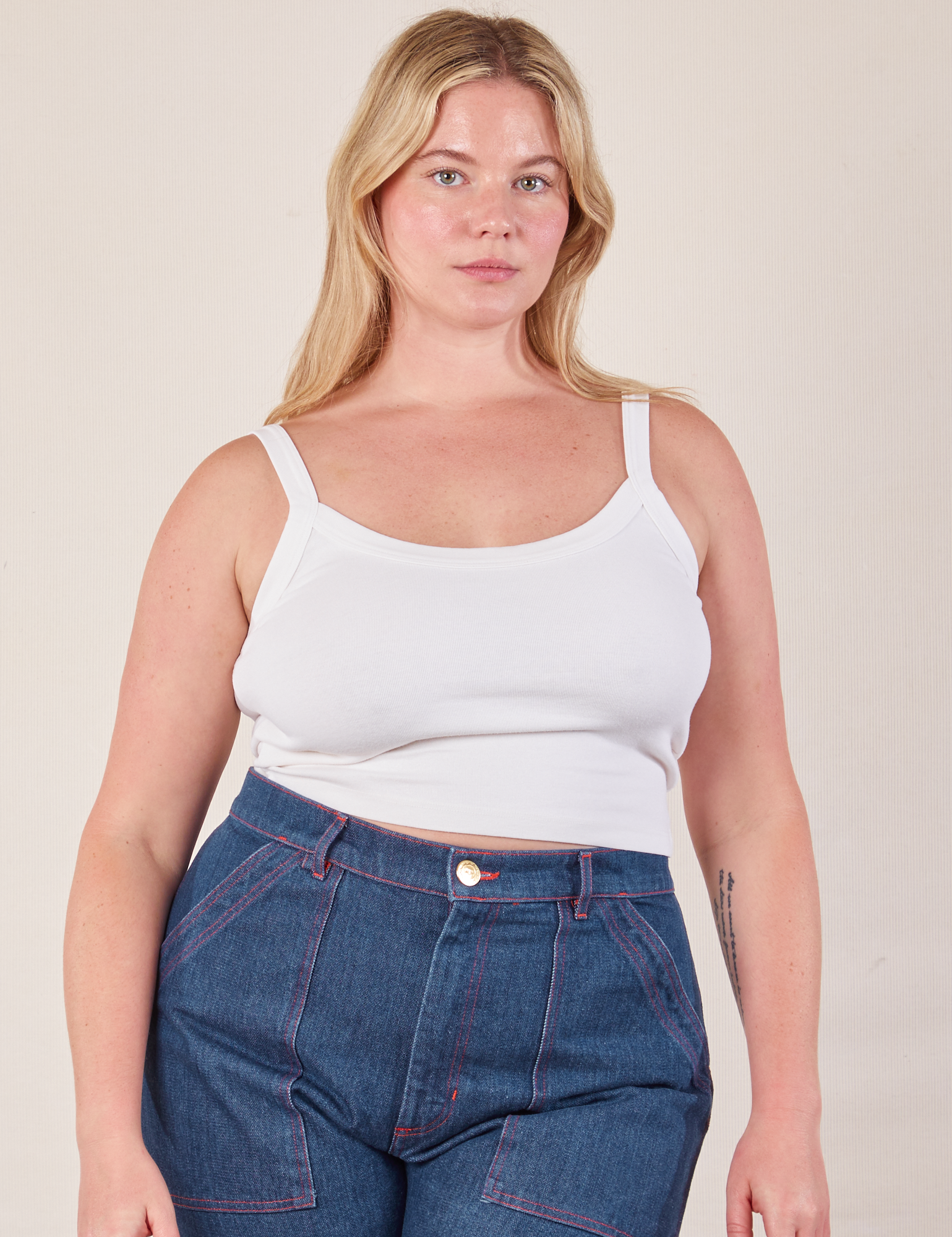 Lish is 5’8” and wearing M Cropped Cami in Vintage Tee Off-White paired with dark wash Carpenter Jeans