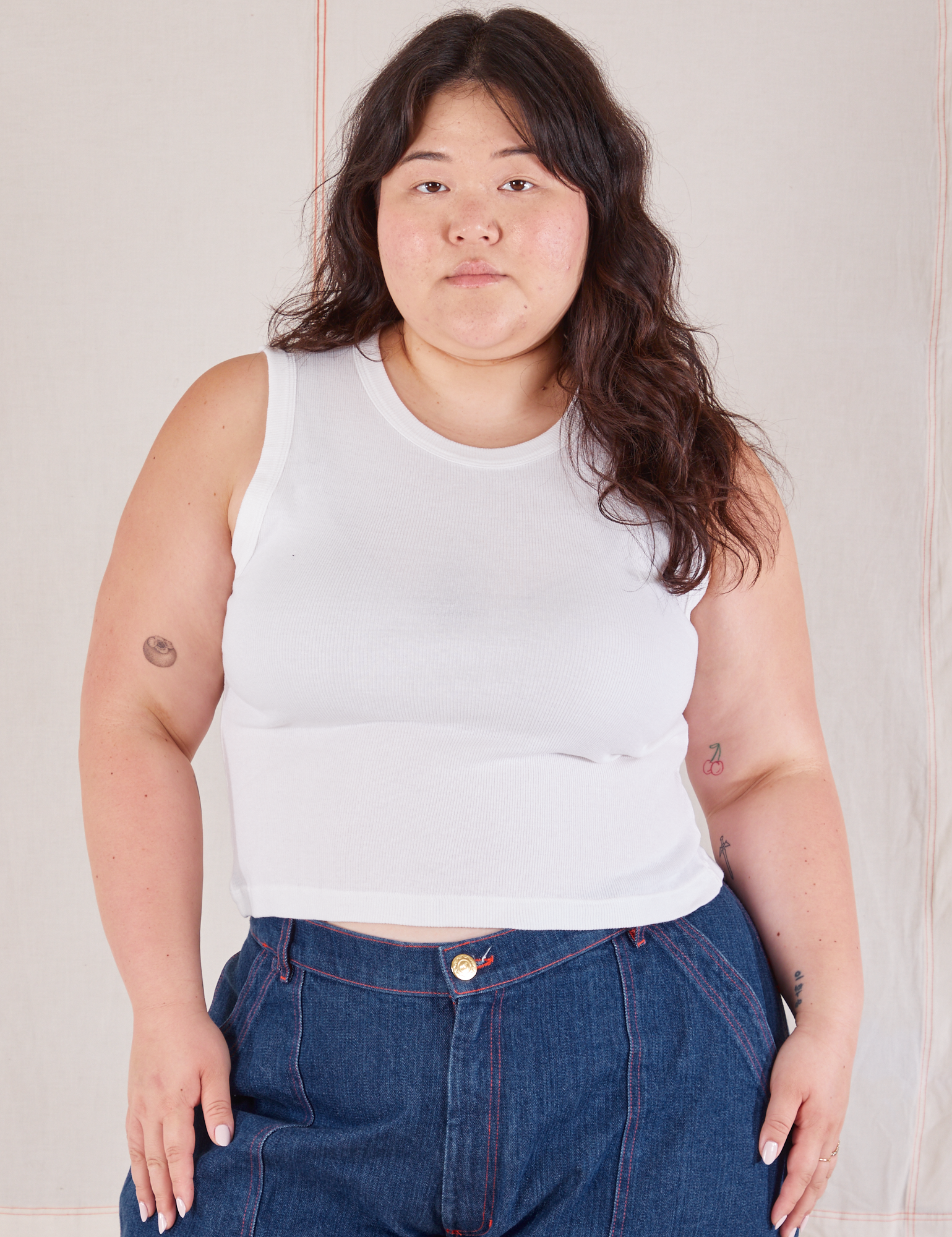 Ashley is 5’7” and wearing XL Muscle Tee in Vintage Tee Off-White