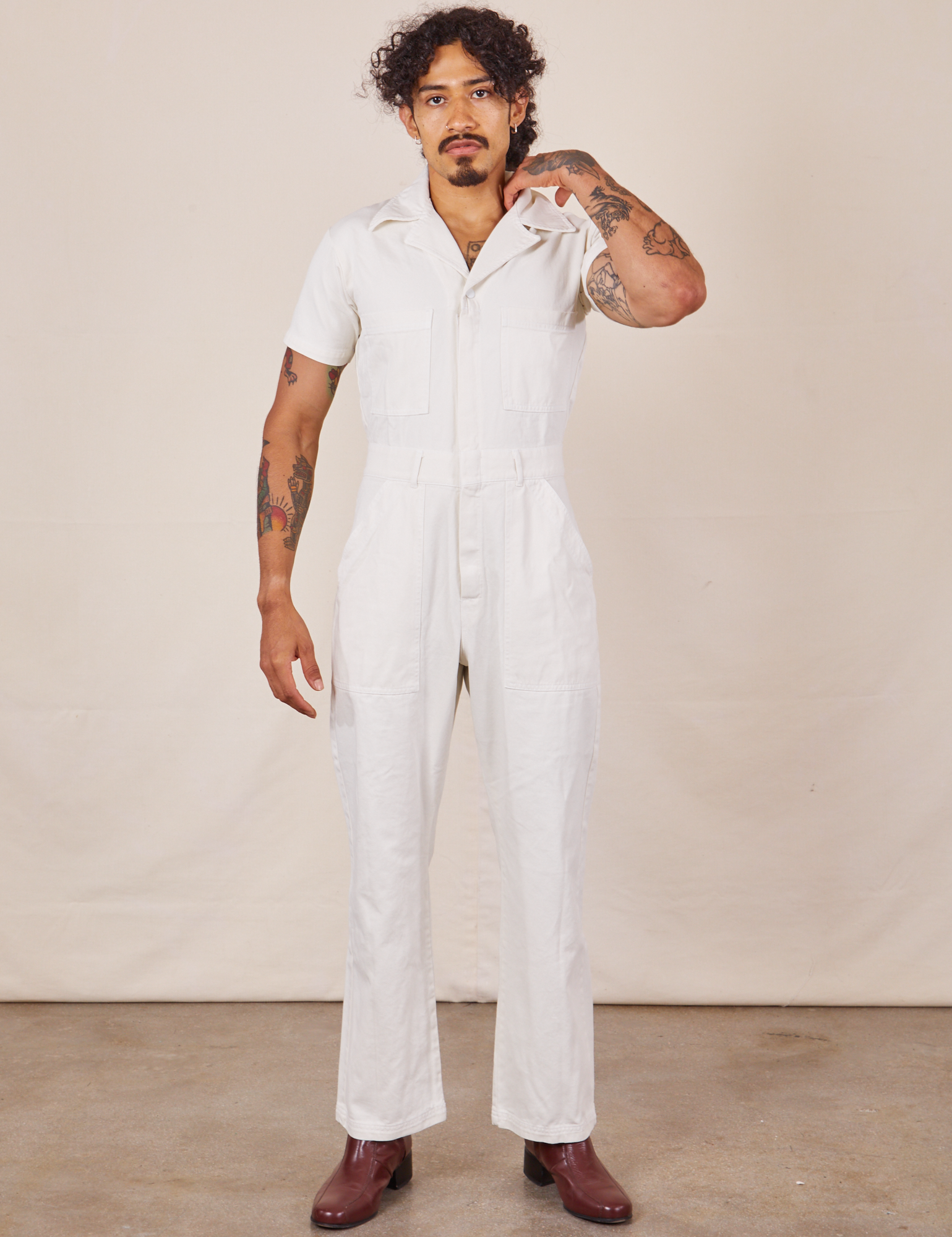 Jesse is 5&#39;7&quot; and wearing S Short Sleeve Jumpsuit in Vintage Tee Off-White