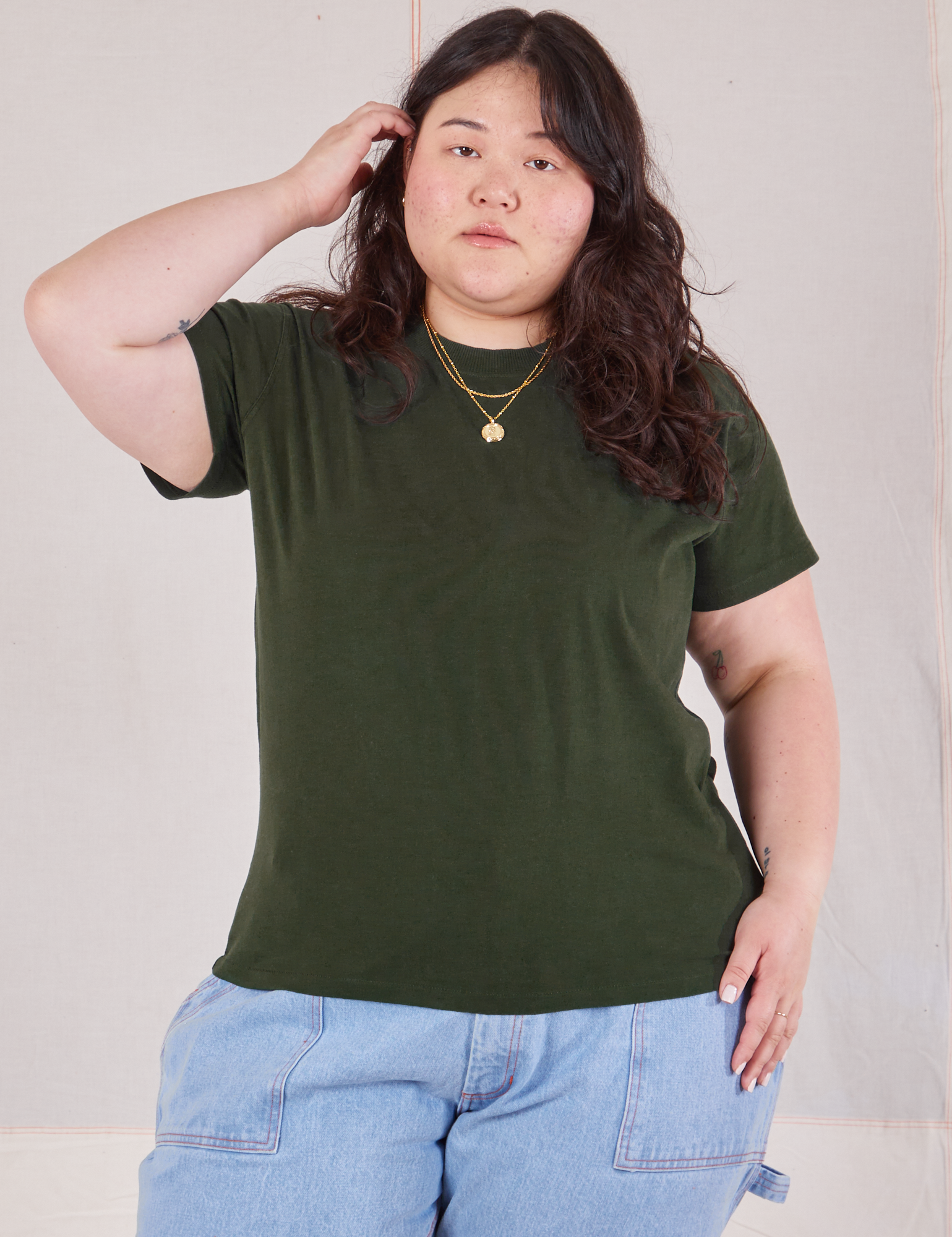 Ashley is 5'7" and wearing L Organic Vintage Tee in Swamp Green