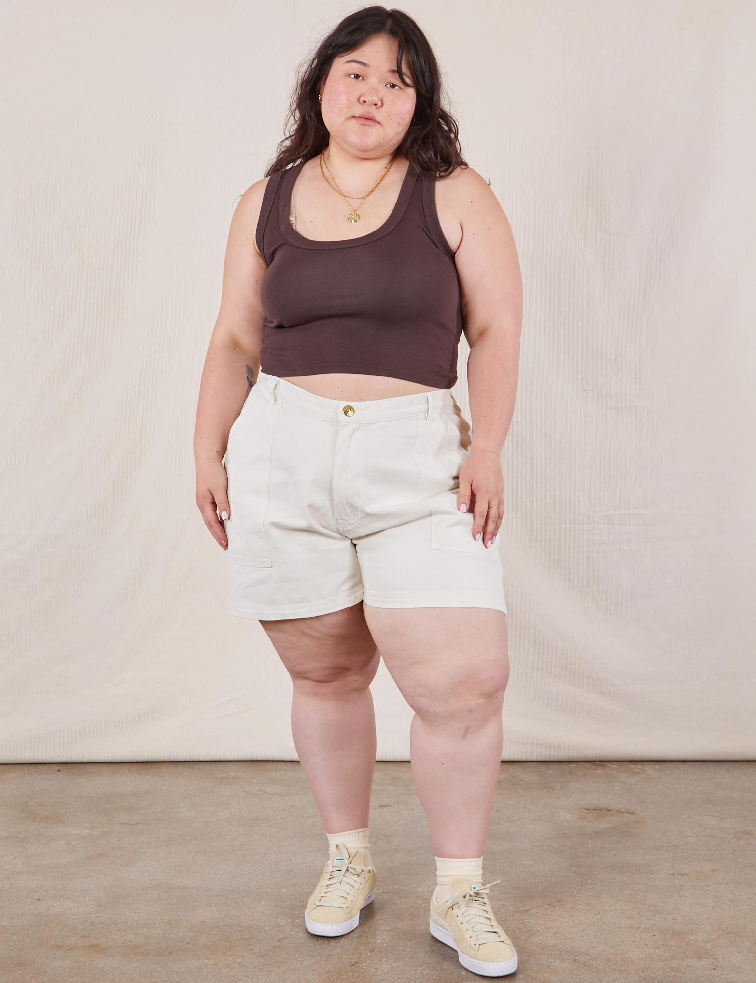 Ashley is 5’7” and wearing 1XL Classic Work Shorts in Vintage Tee Off-White paired with espresso brown Cropped Tank Top