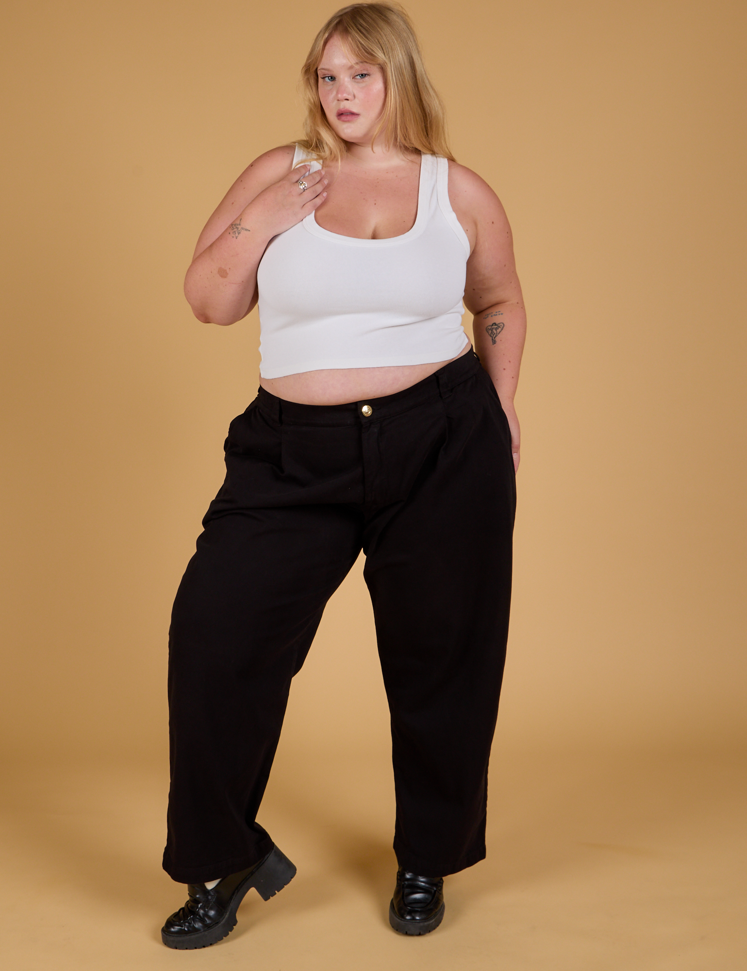 Baggy Mid-Rise Trousers in Basic Black and vintage tee white Cropped Tank on Juliet