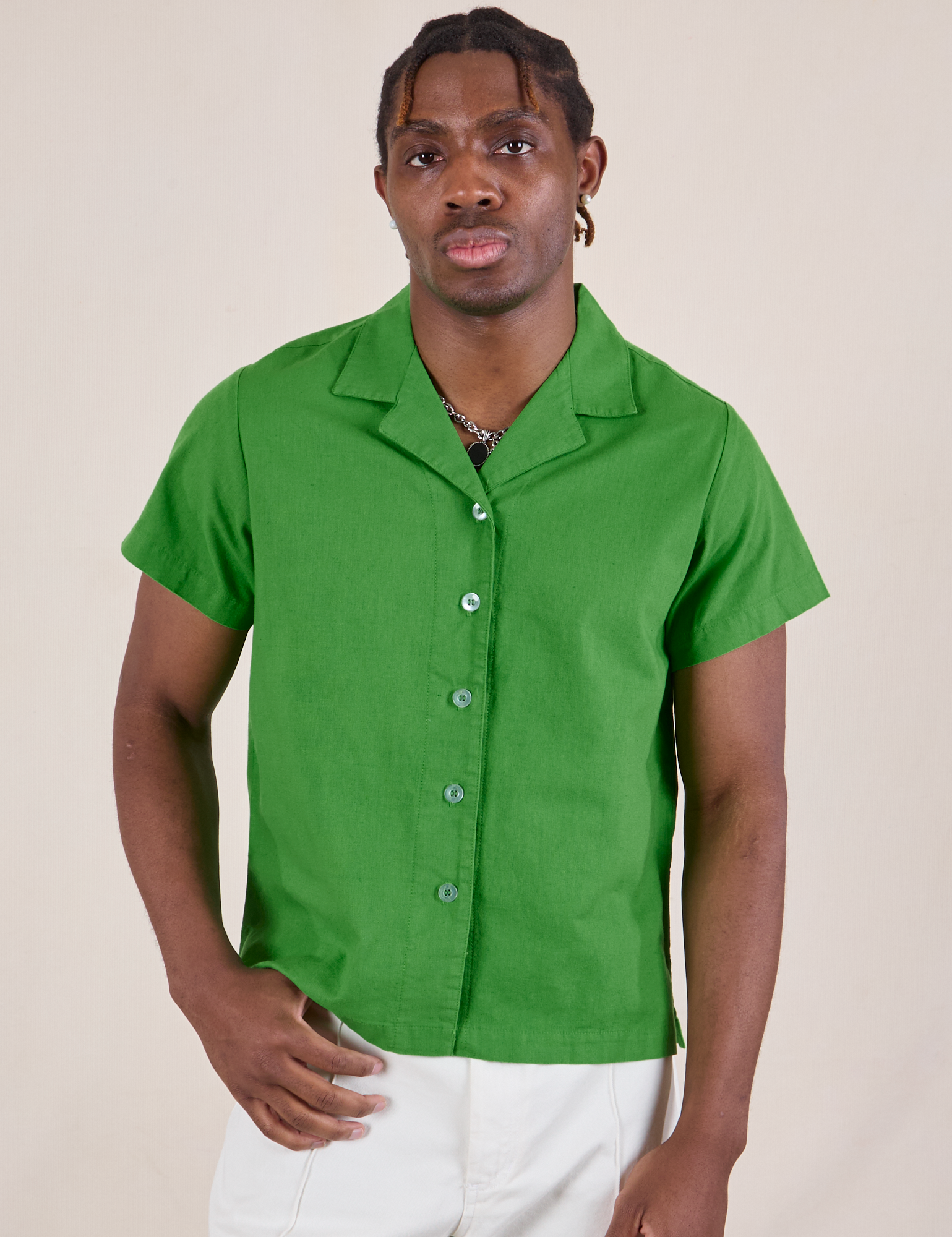 Pantry Button-Up in Kelly Green worn by Isaac
