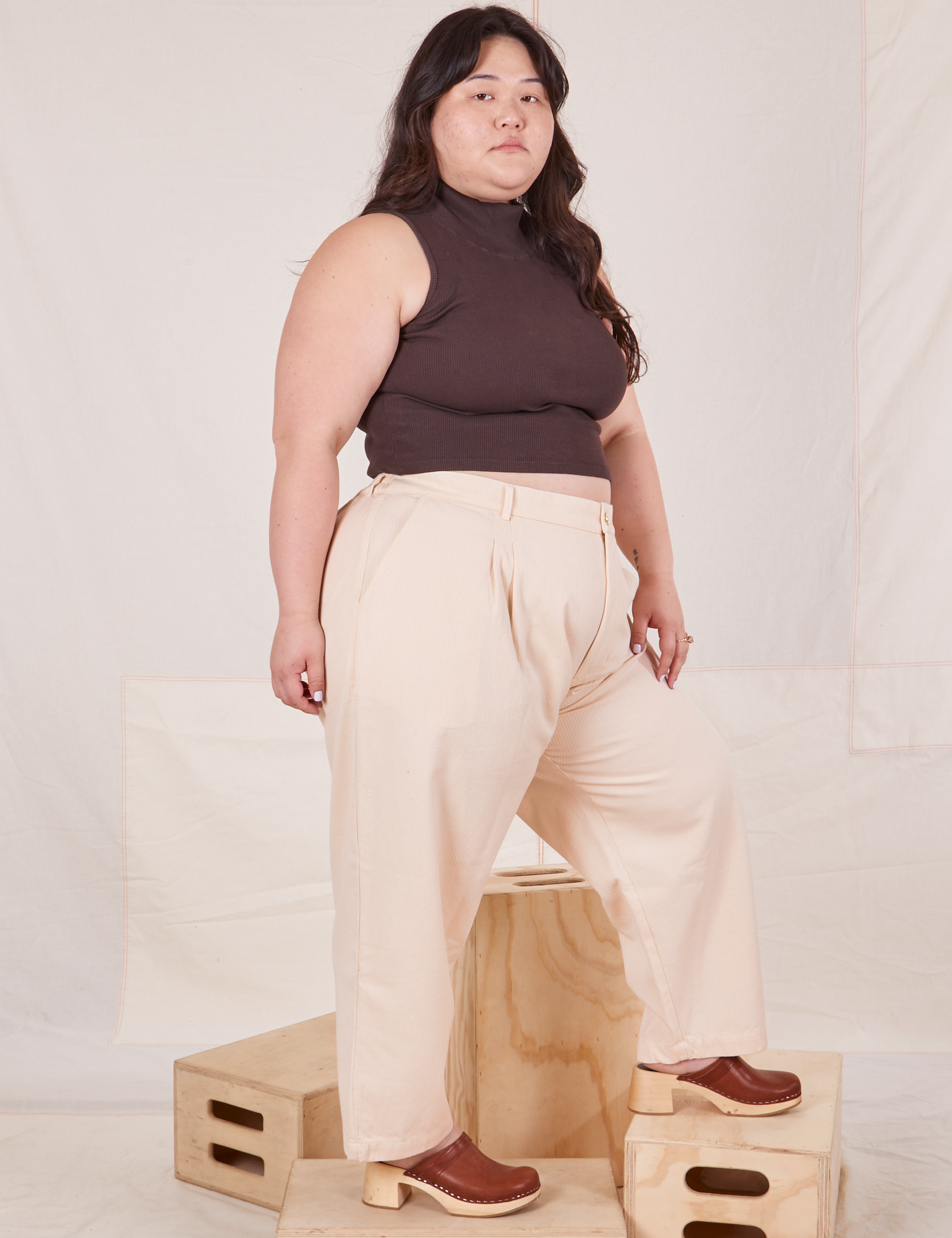Ashley is 5&#39;7&quot; and wearing 1XL Petite Heritage Trousers in Vintage Off-White