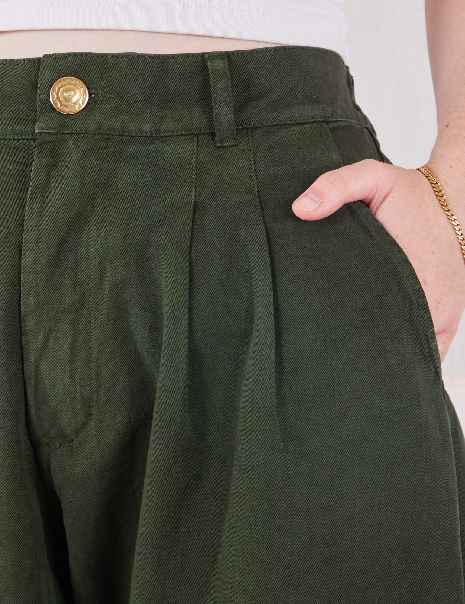 Heavyweight Trousers in Swamp Green front close up. Hana has her hand in the pocket