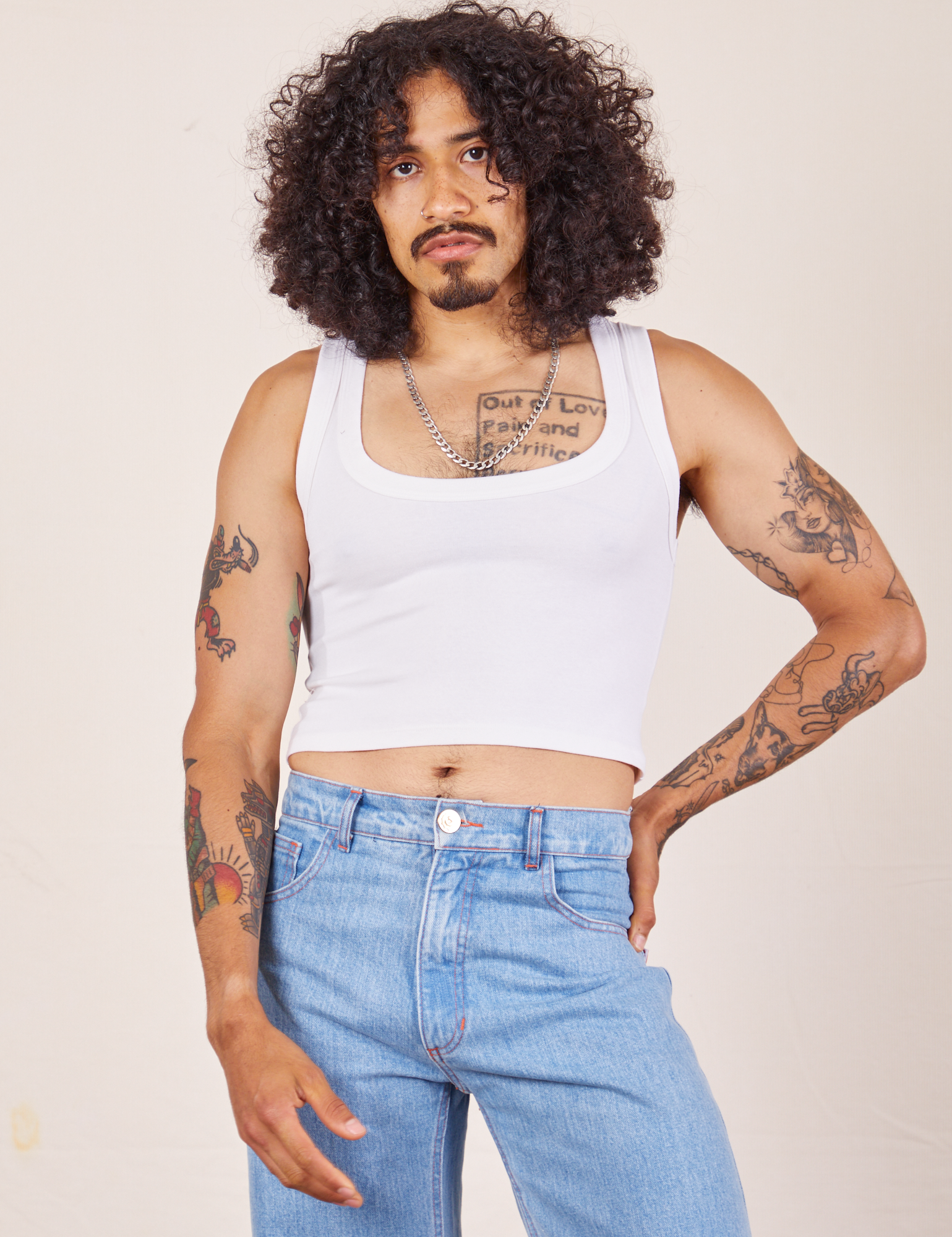 Jesse is 5&#39;8&quot; and wearing XS Cropped Tank Top in Vintage Tee Off-White