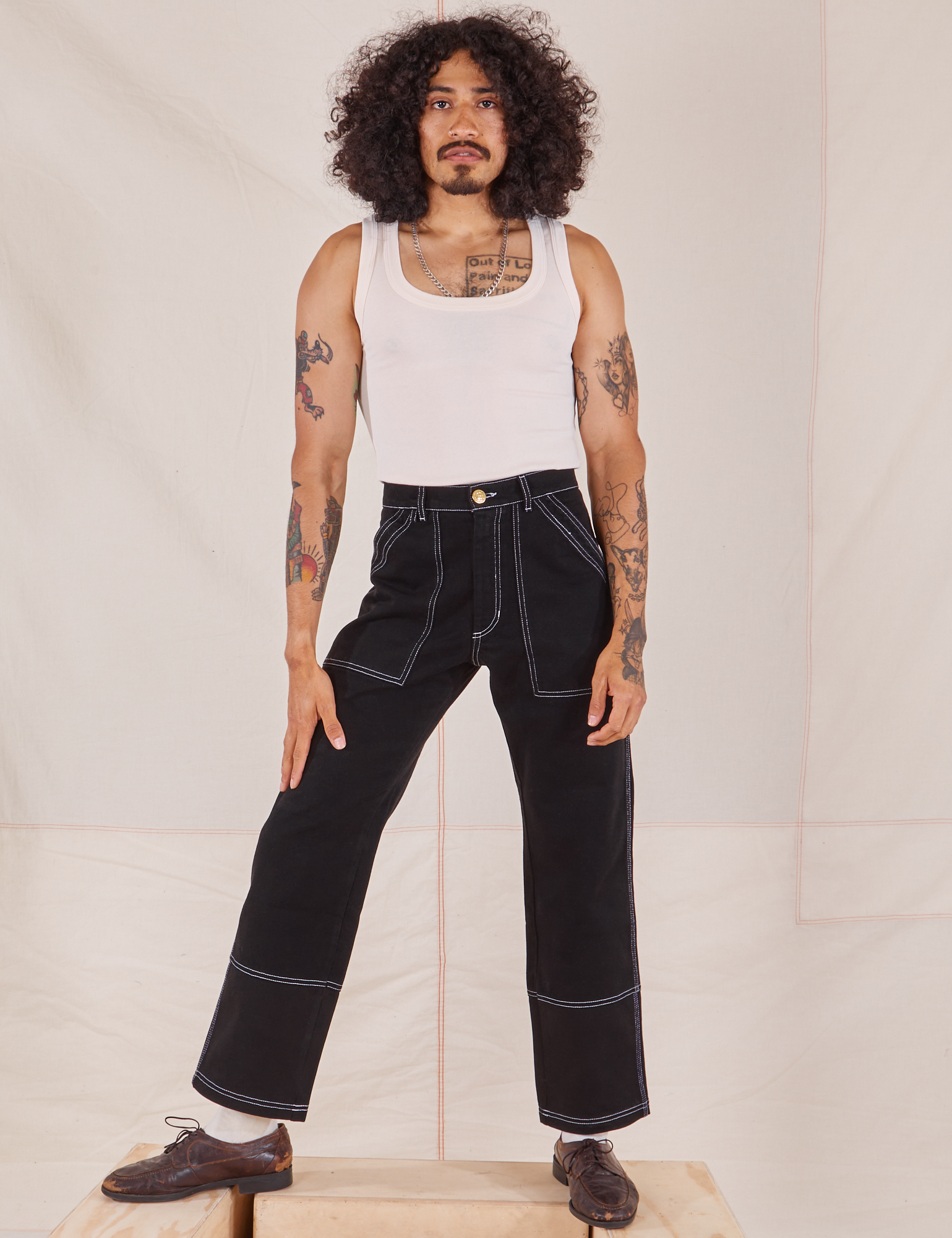 Jesse is 5&#39;8&quot; and wearing XS Carpenter Jeans in Black paired with a Tank Top in vintage tee off-white