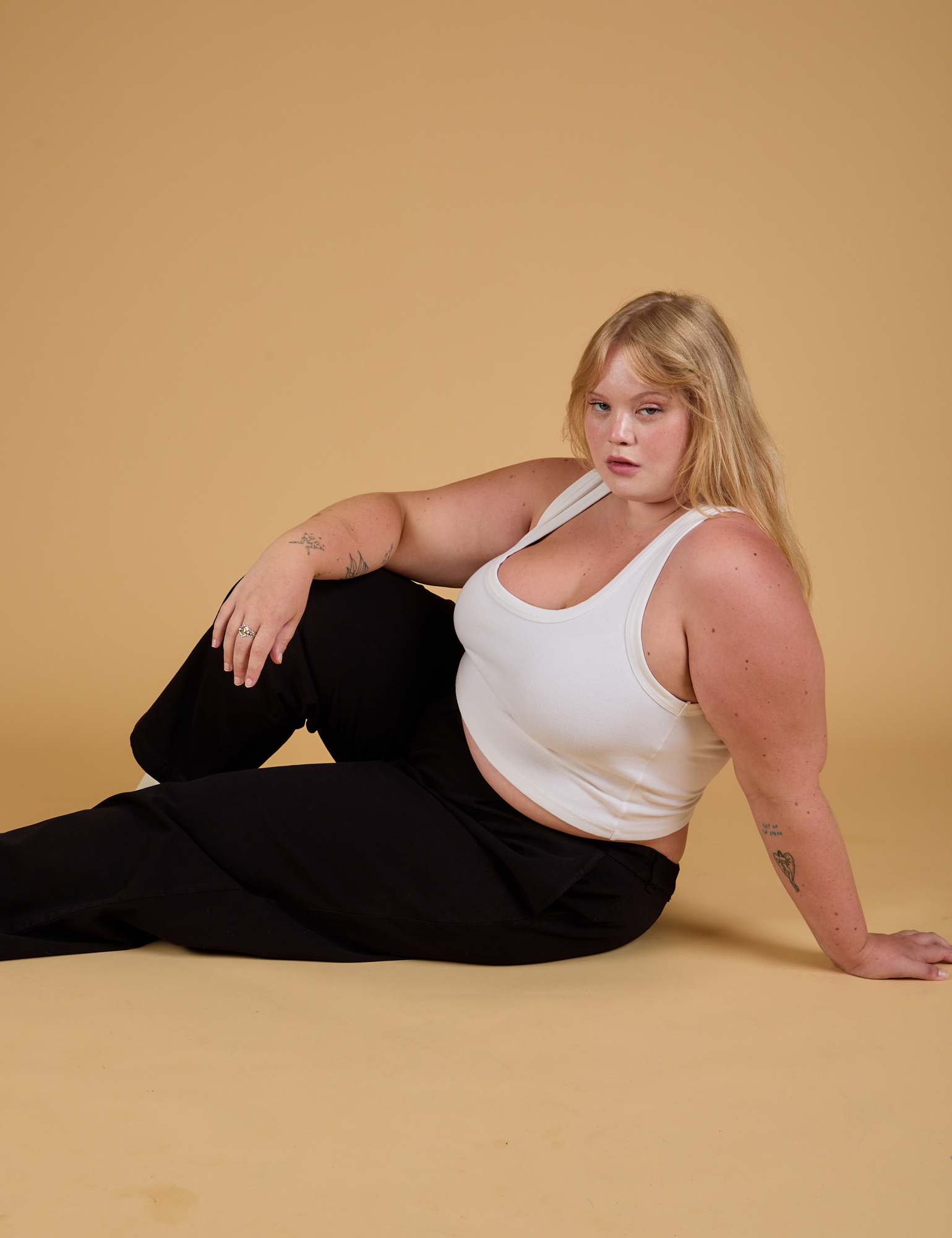 Baggy Mid-Rise Trousers in Basic Black and vintage tee white Cropped Tank worn by Juliet