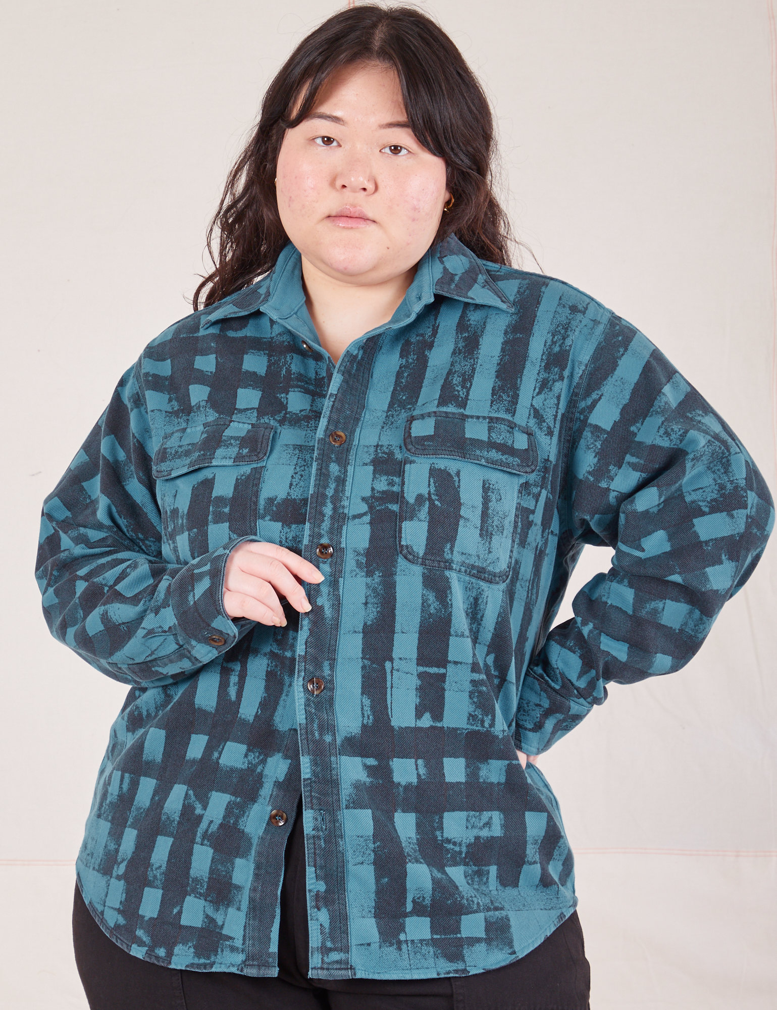 Ashley is 5&#39;7&quot; and wearing M Plaid Flannel Overshirt in Marine Blue