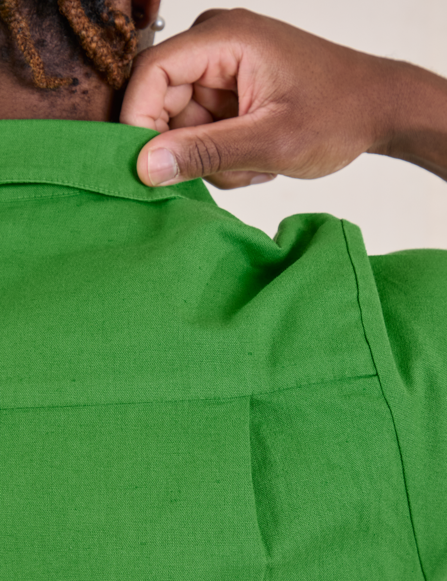 Pantry Button-Up in Kelly Green back shoulder close up on Isaac