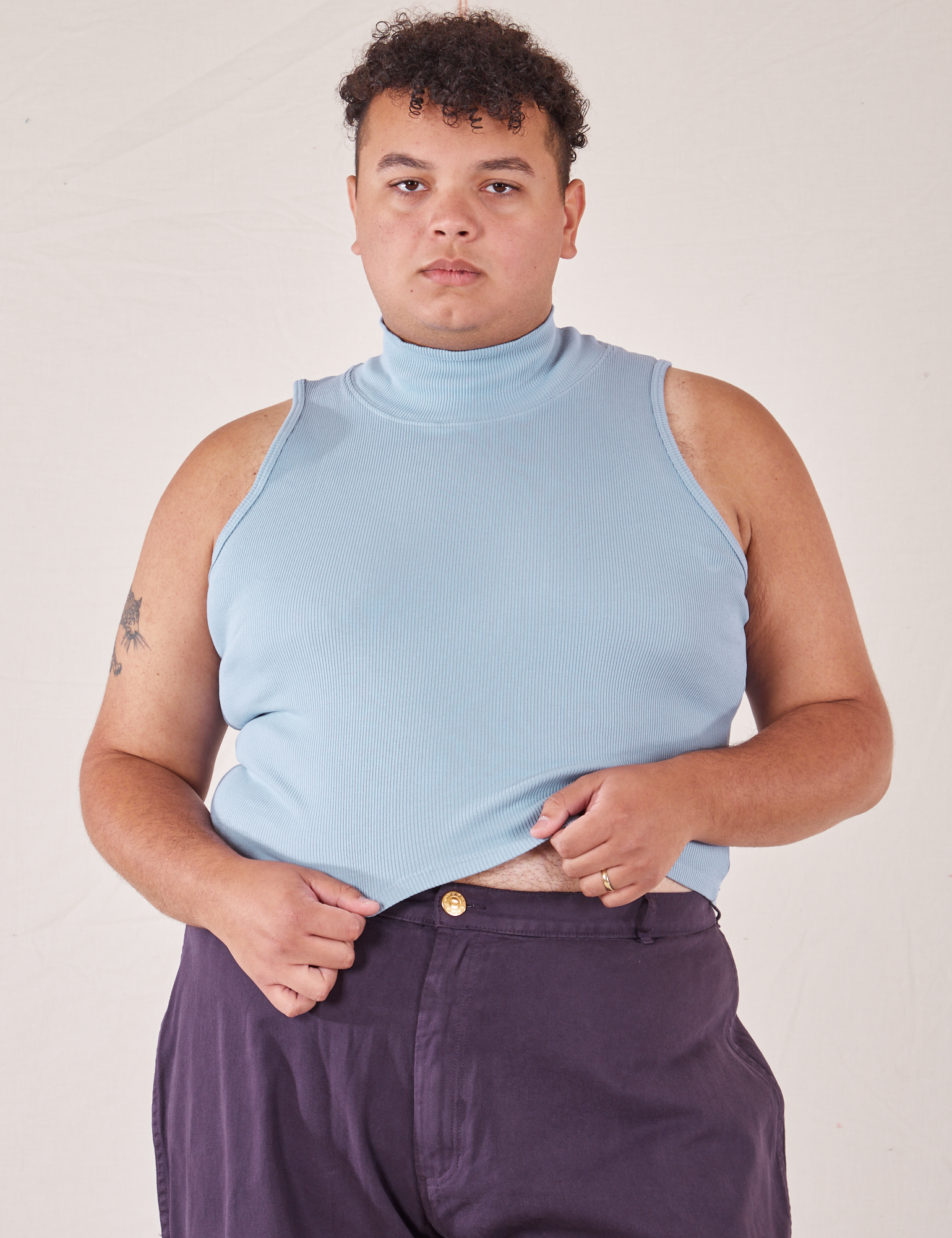 Miguel is 6&#39;0&quot; and wearing 1XL Sleeveless Essential Turtleneck in Periwinkle