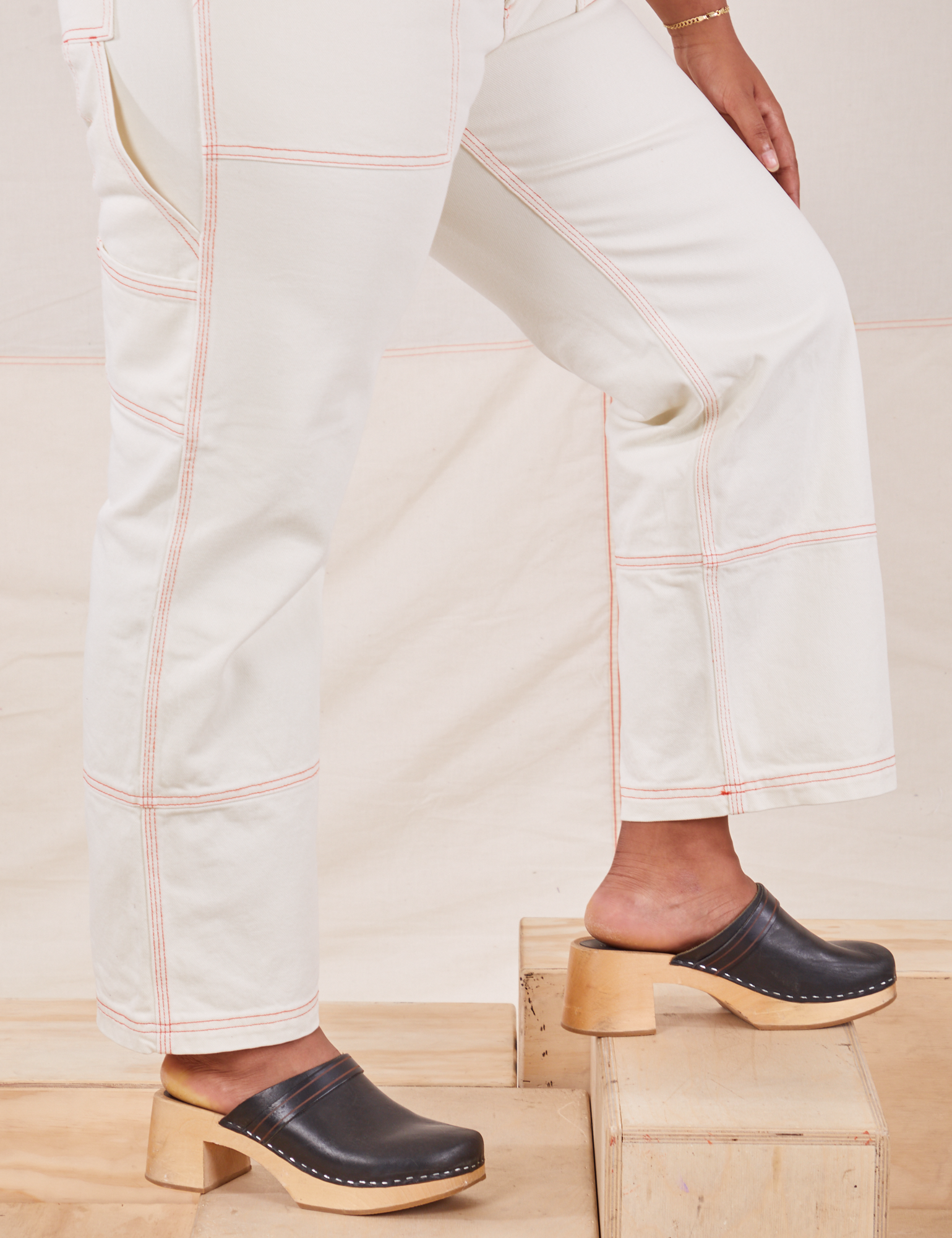 Carpenter Jeans in Vintage Tee Off-White pant side view close up on Meghna