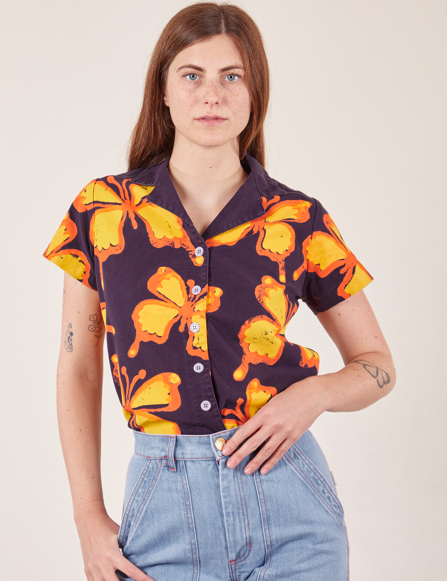 Scarlett is wearing Icon Pantry Button-Up in Butterfly