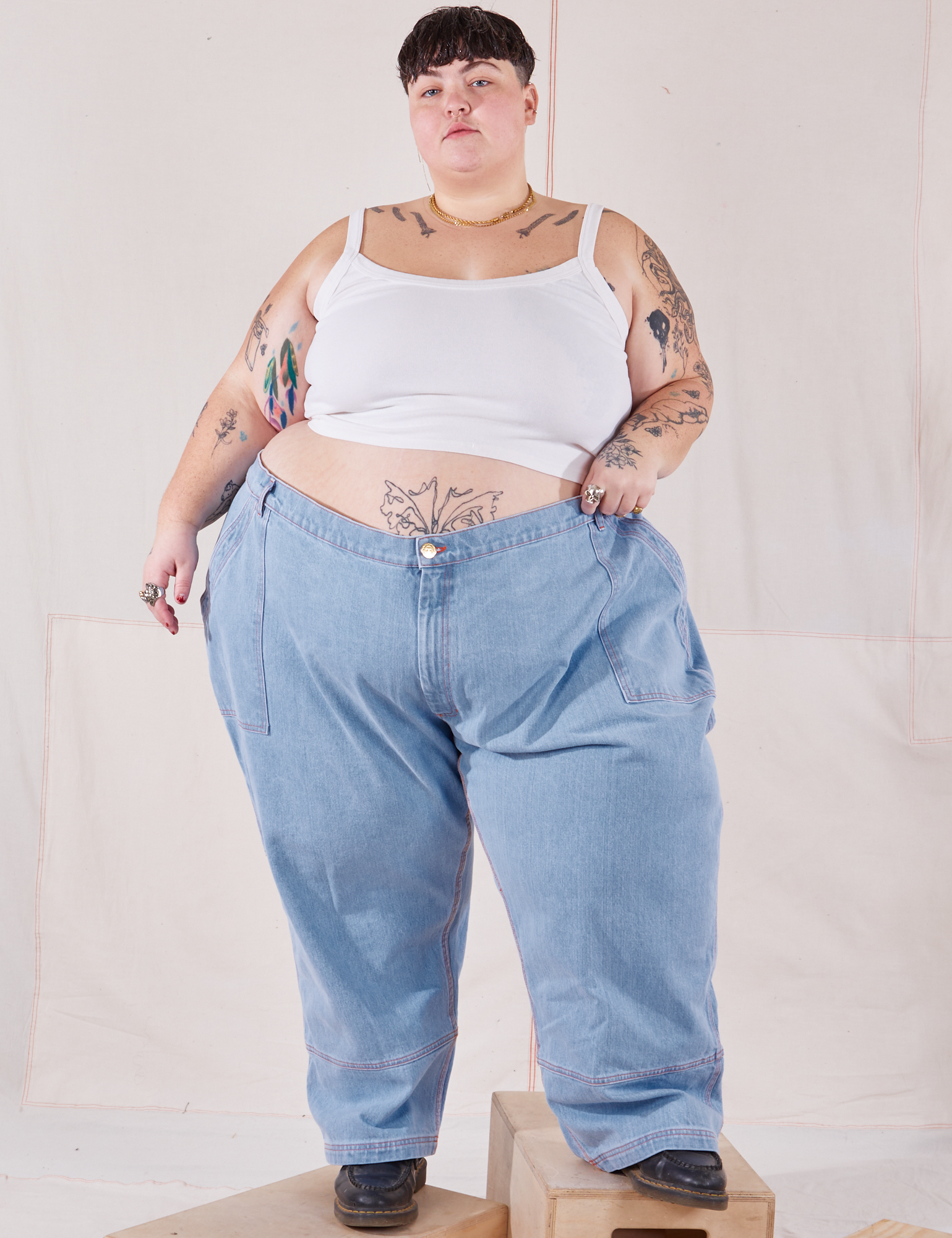 Jordan is 5&#39;4&quot; and wearing 6XL Petite Carpenter Jeans in Light Wash paired with vintage off-white Cami