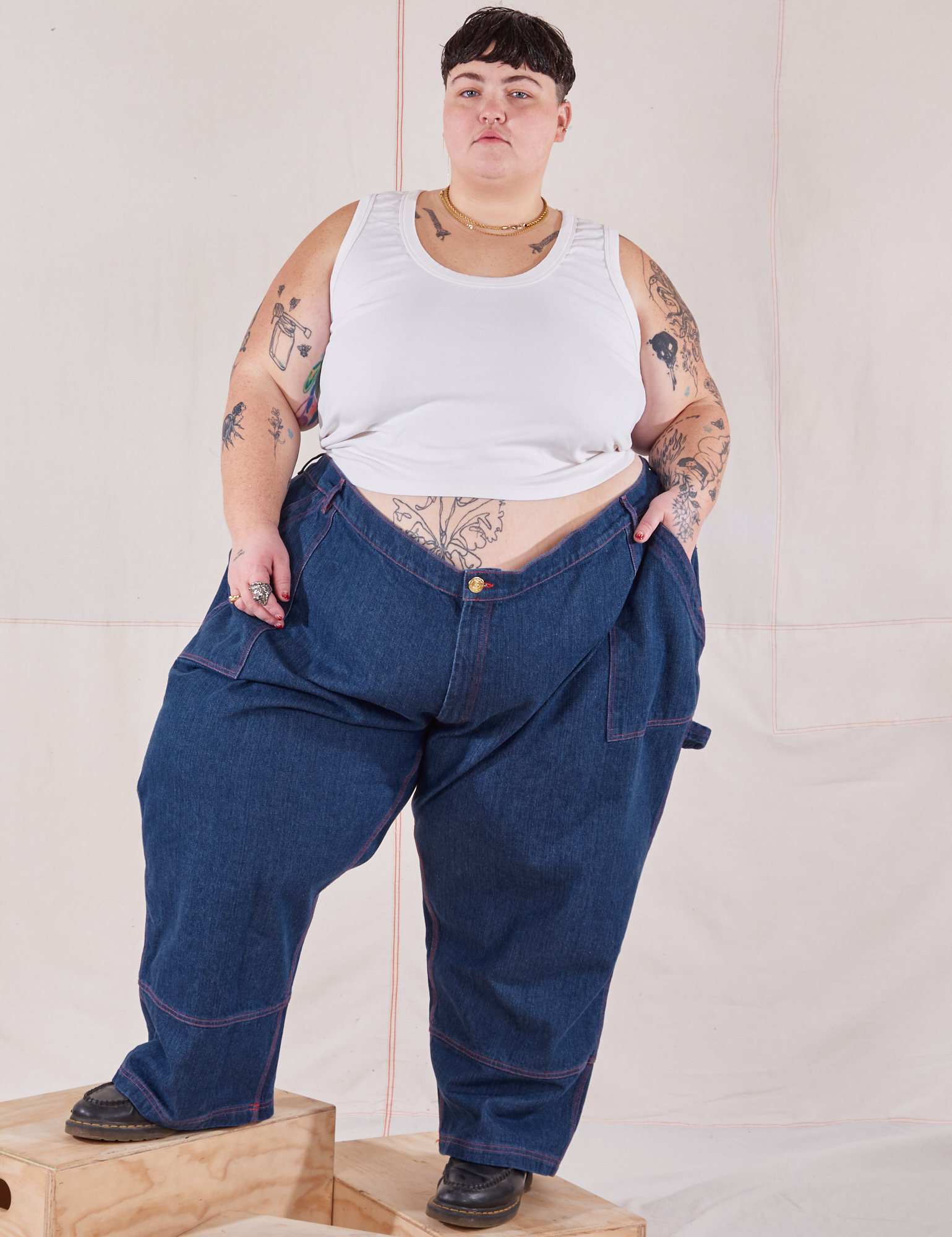 Jordan is 5&#39;4&quot; and wearing 6XL Petite Carpenter Jeans in Dark Wash paired with Cropped Tank Top in vintage tee off-white