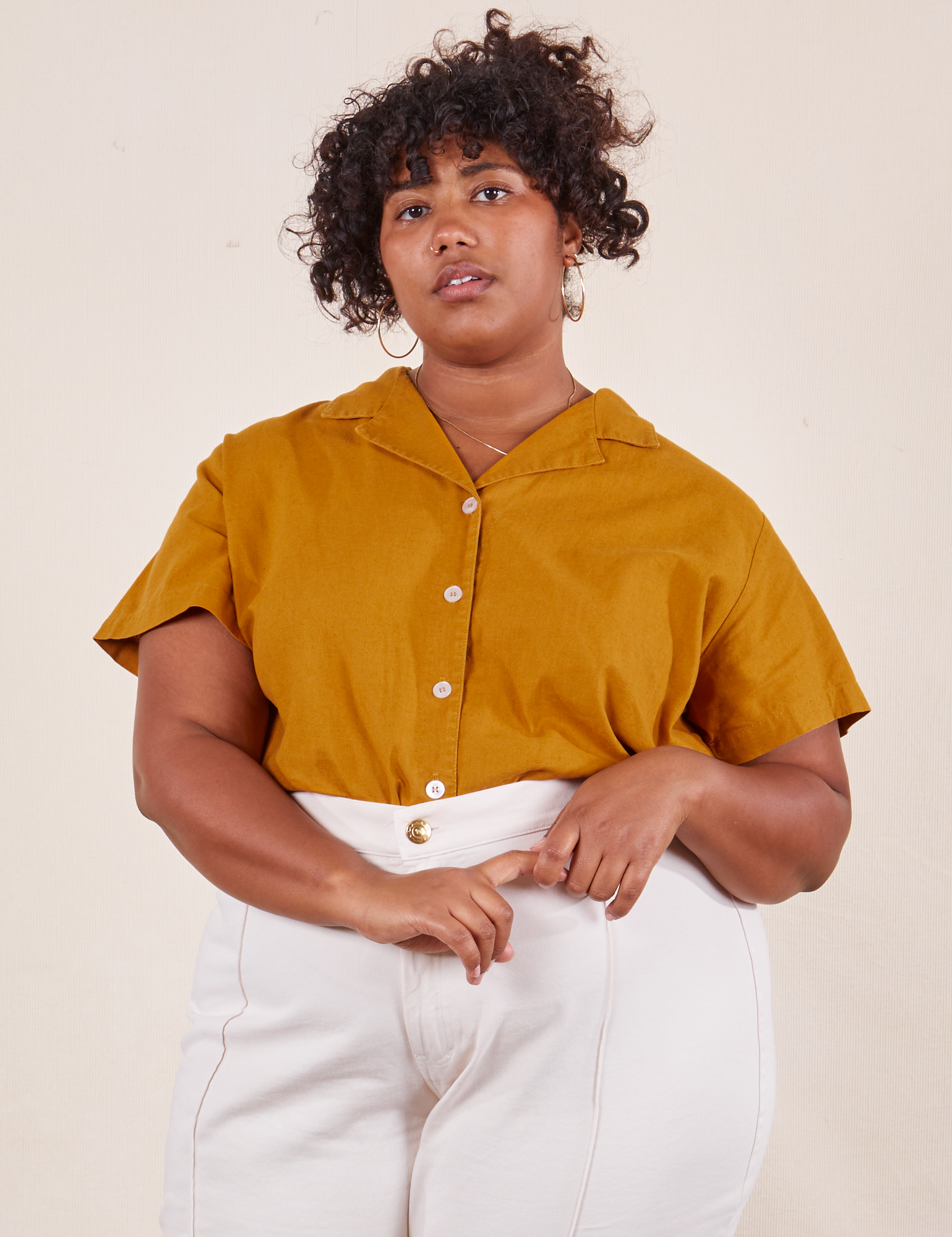 Morgan is wearing 1XL Pantry Button-Up in Spicy Mustard tucked into vintage tee off-white Western Pants