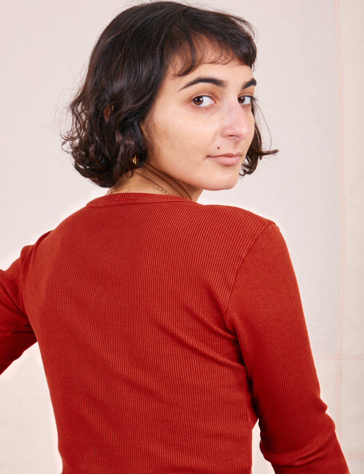 Back view of Long Sleeve V-Neck Tee in Paprika worn by Soraya