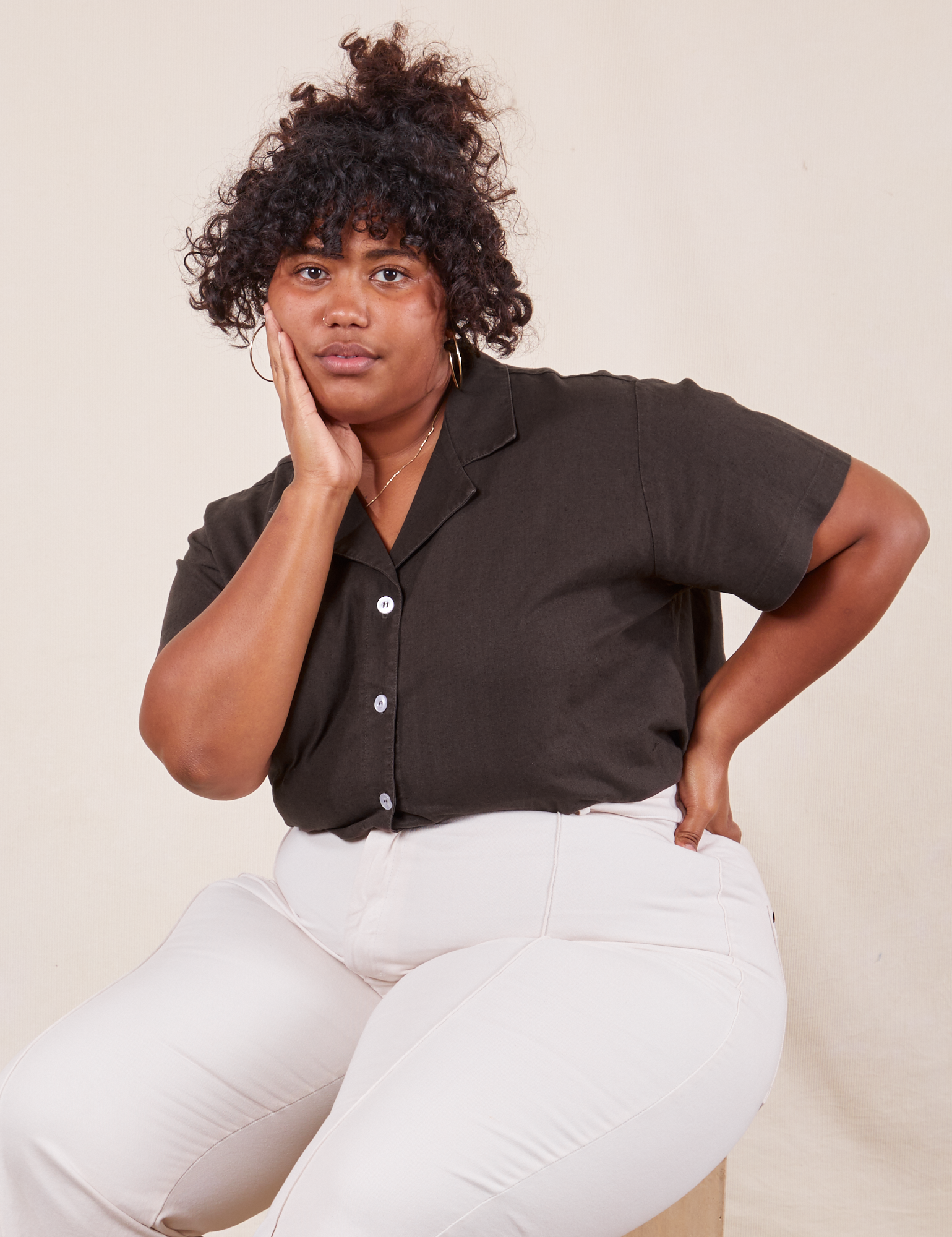 Morgan is wearing Pantry Button-Up in Espresso Brown and tee vintage off-white Western Pants