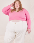 Catie is wearing 3XL  Long Sleeve V-Neck Tee in Bubblegum Pink paired with vintage tee off-white Western Pants