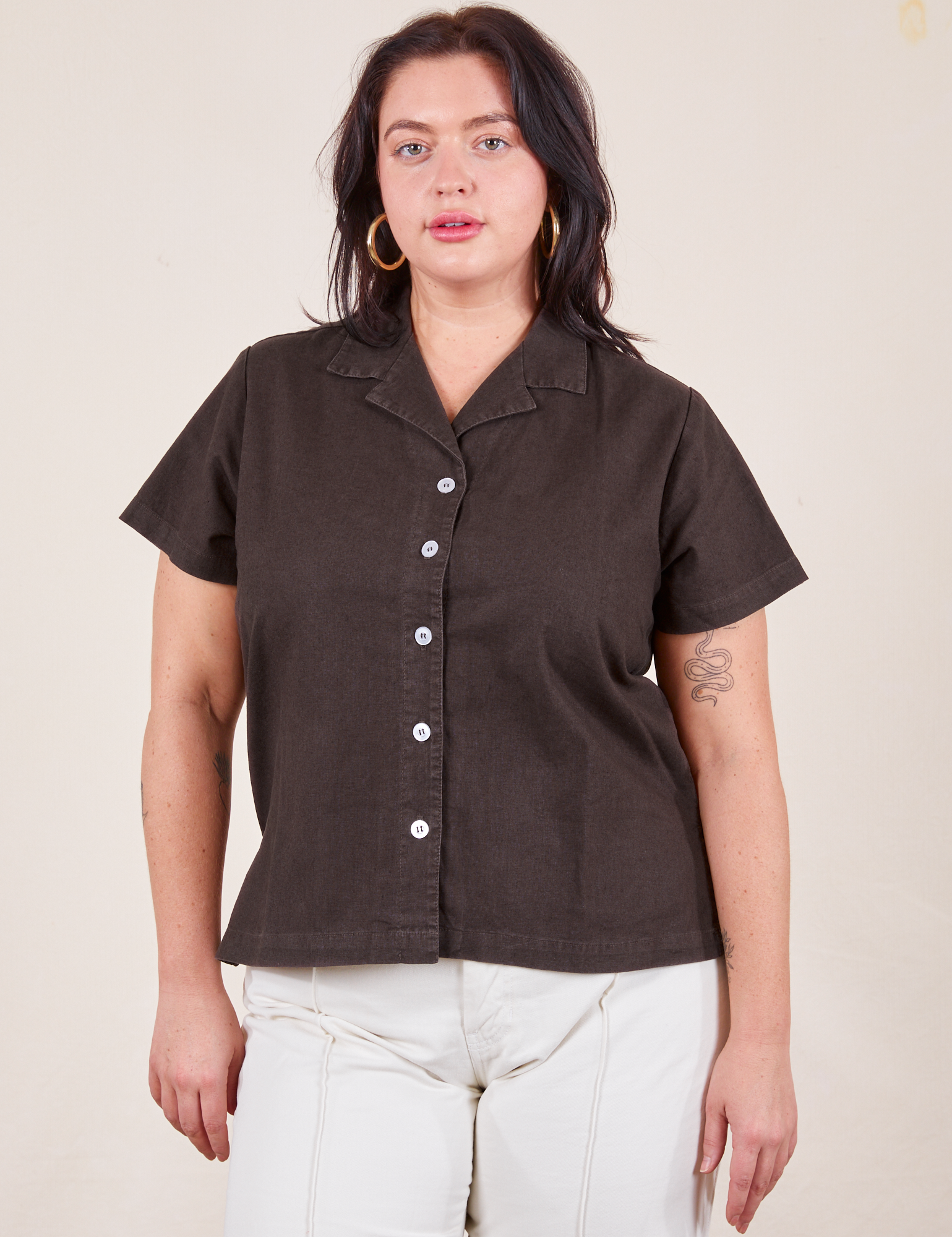 Faye is wearing Pantry Button-Up in Espresso Brown