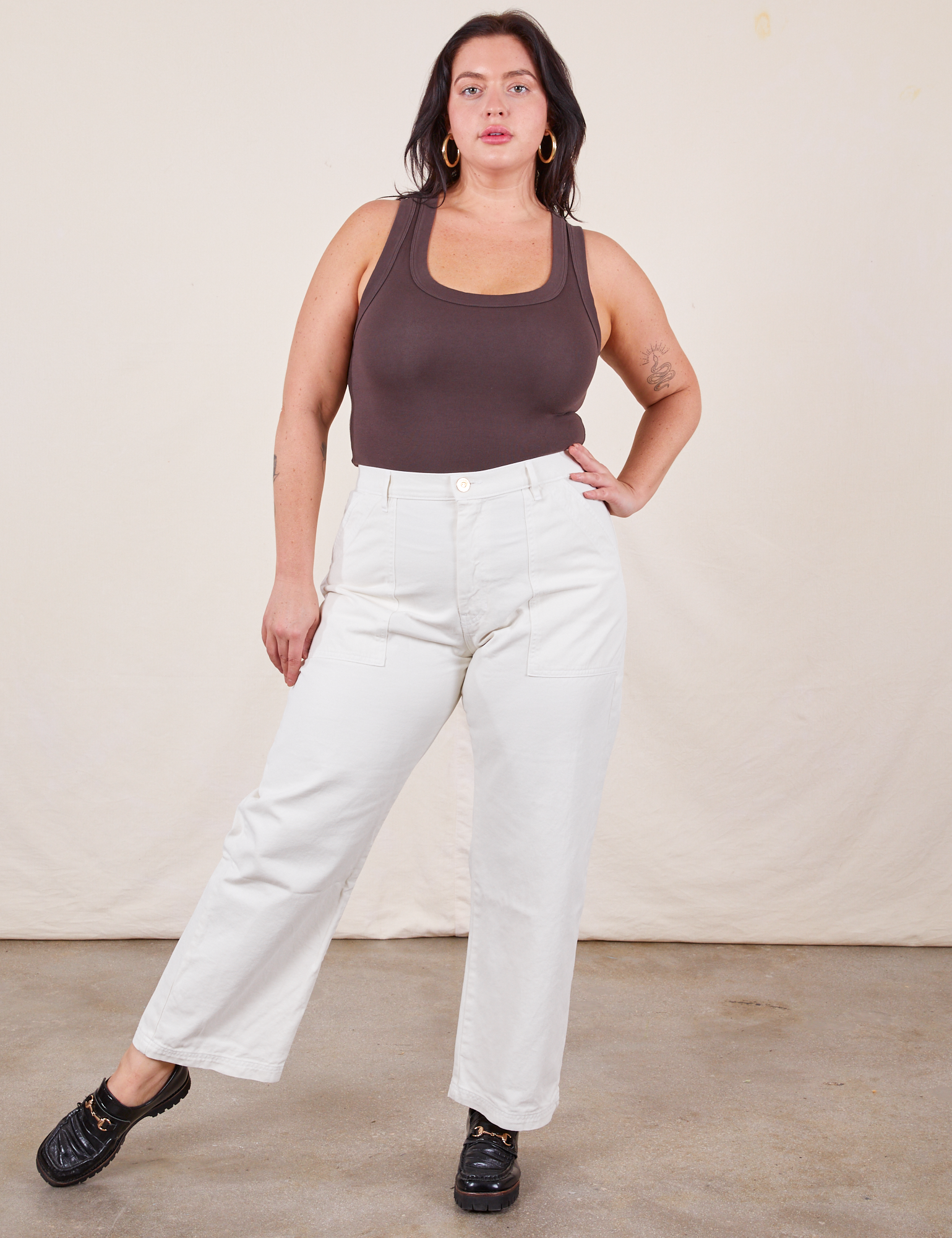 Faye is 5'7" and wearing L Work Pants in Vintage Tee Off-White paired with espresso brown Tank Top