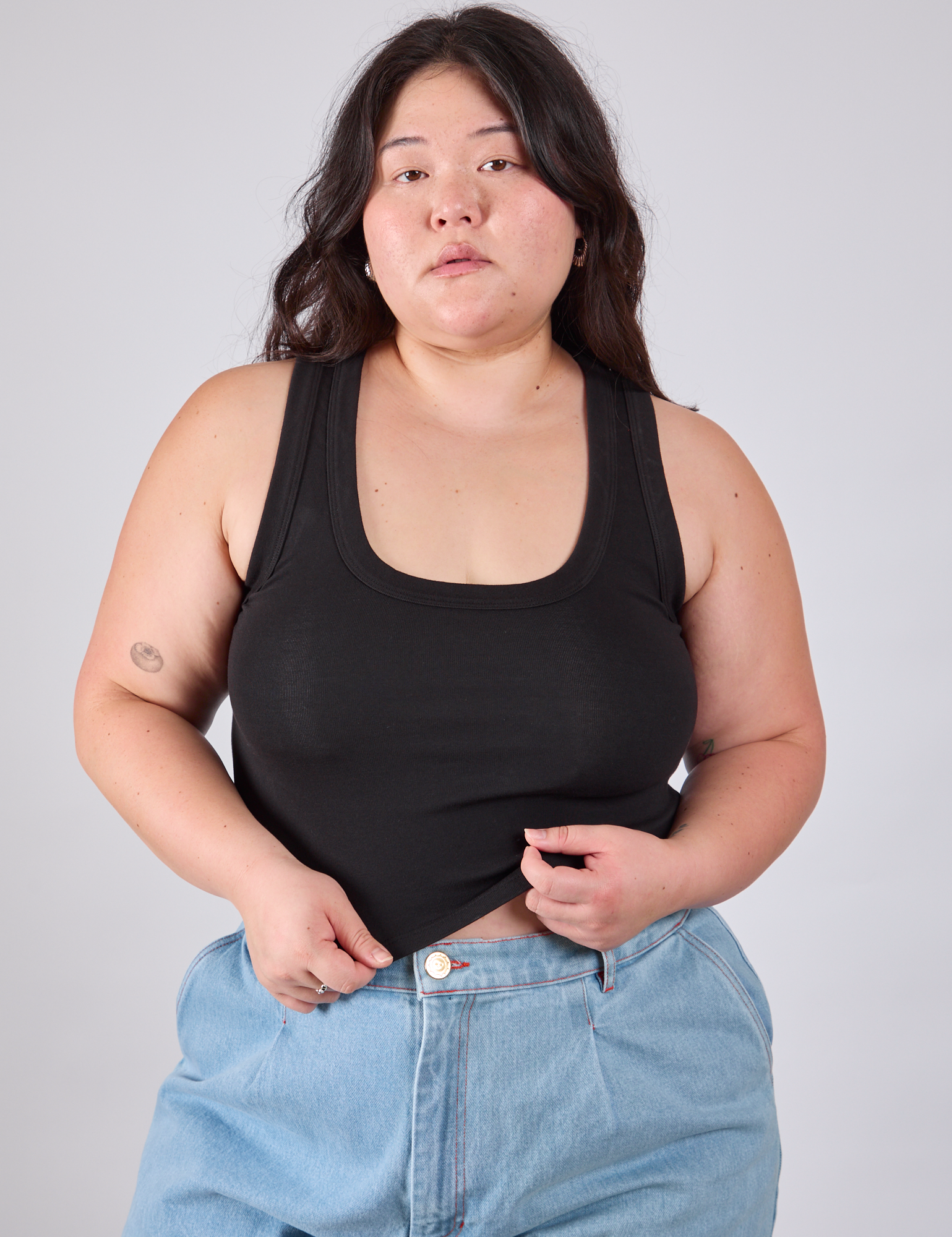 Ashley is 5&#39;7&quot; and wearing L Cropped Tank Top in Basic Black