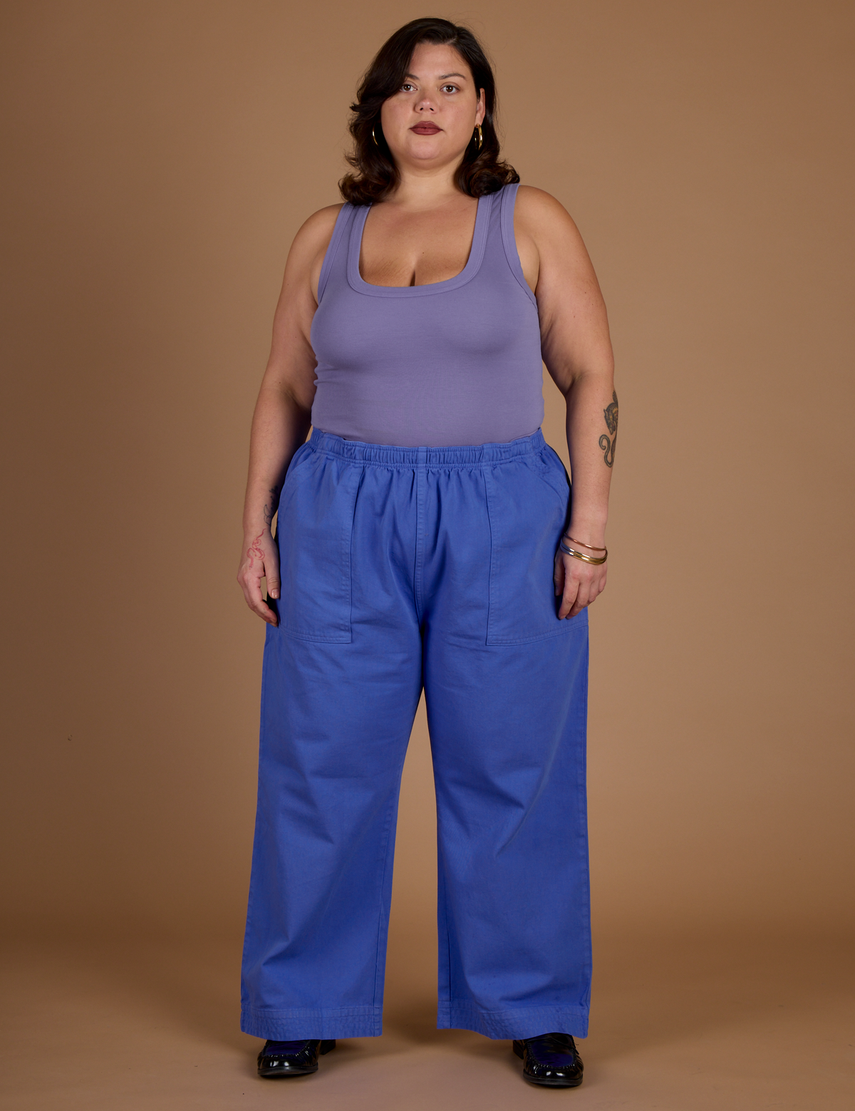 Kristen is 5'9" and wearing 2XL Cornflower Blue Action Pant with the Faded Grape Cropped Tank