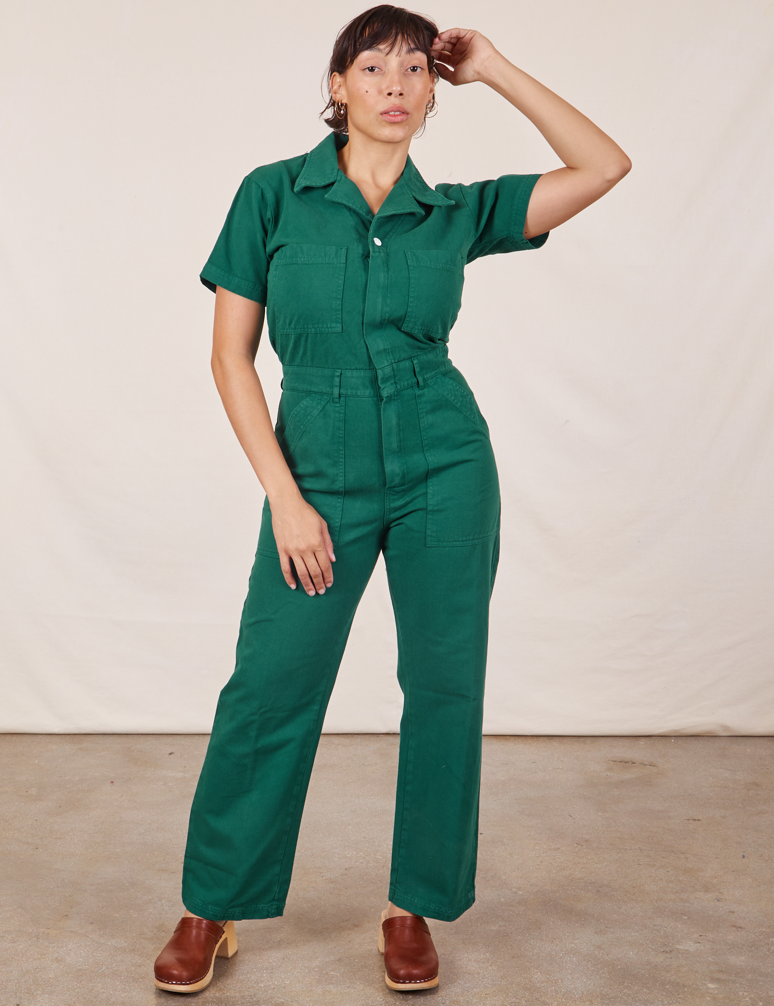 Tiara is 5&#39;4&quot; and wearing S Short Sleeve Jumpsuit in Hunter Green