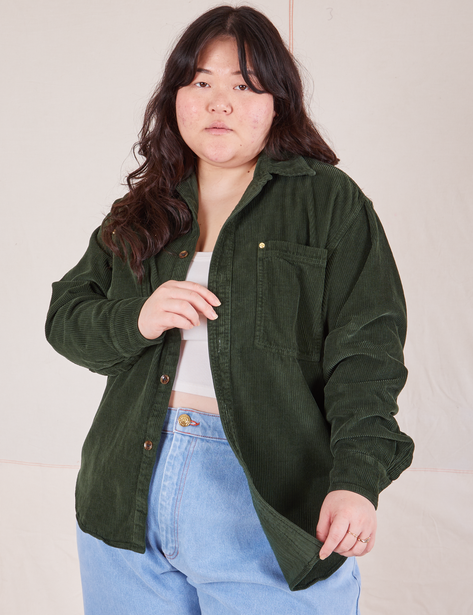 Ashley is 5'7" and wearing M Corduroy Overshirt in Swamp Green