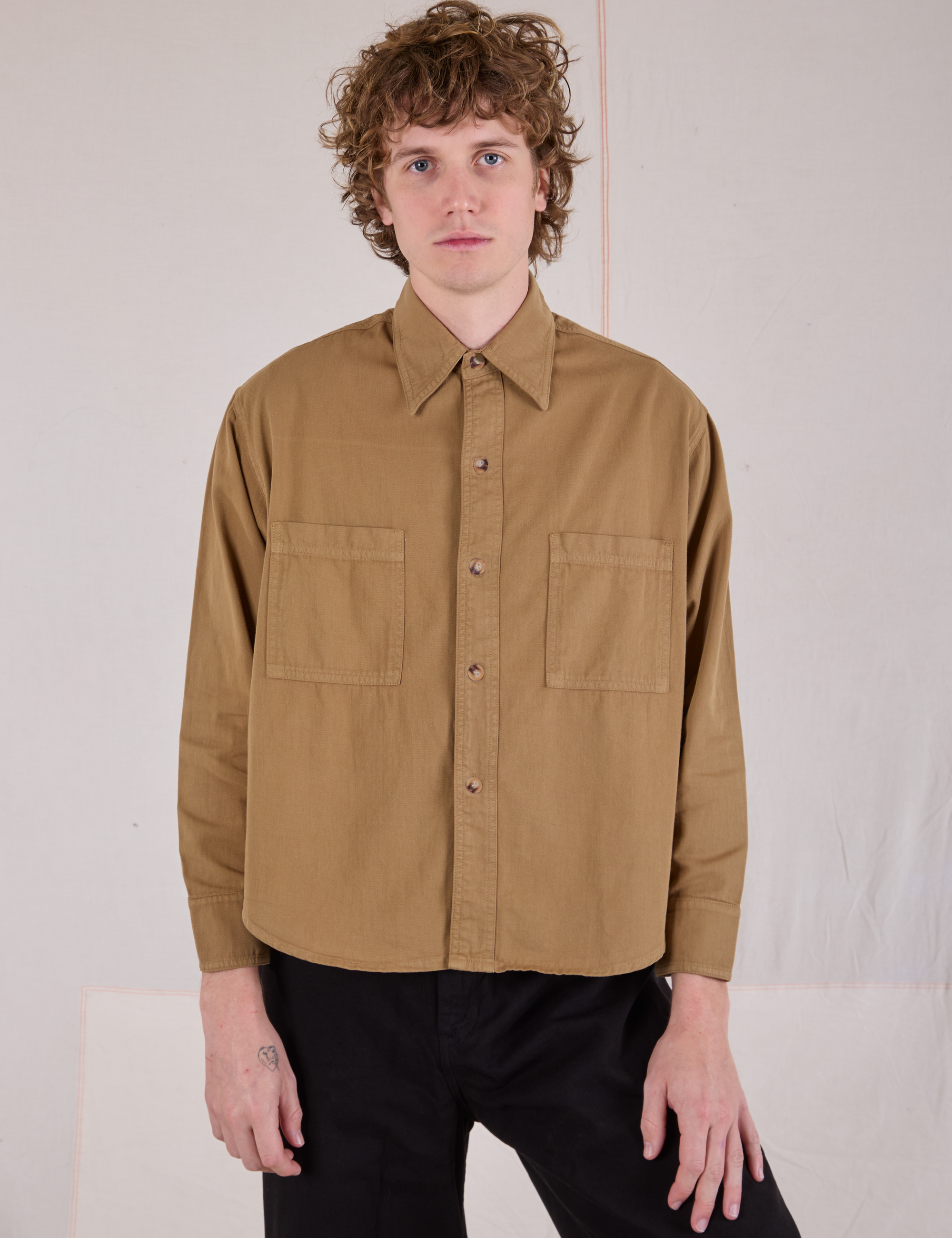 Quinn is 6&#39;3&quot; and wearing S Cropped Overshirt in Desert Brown