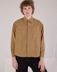 Quinn is 6'3" and wearing S Cropped Overshirt in Desert Brown