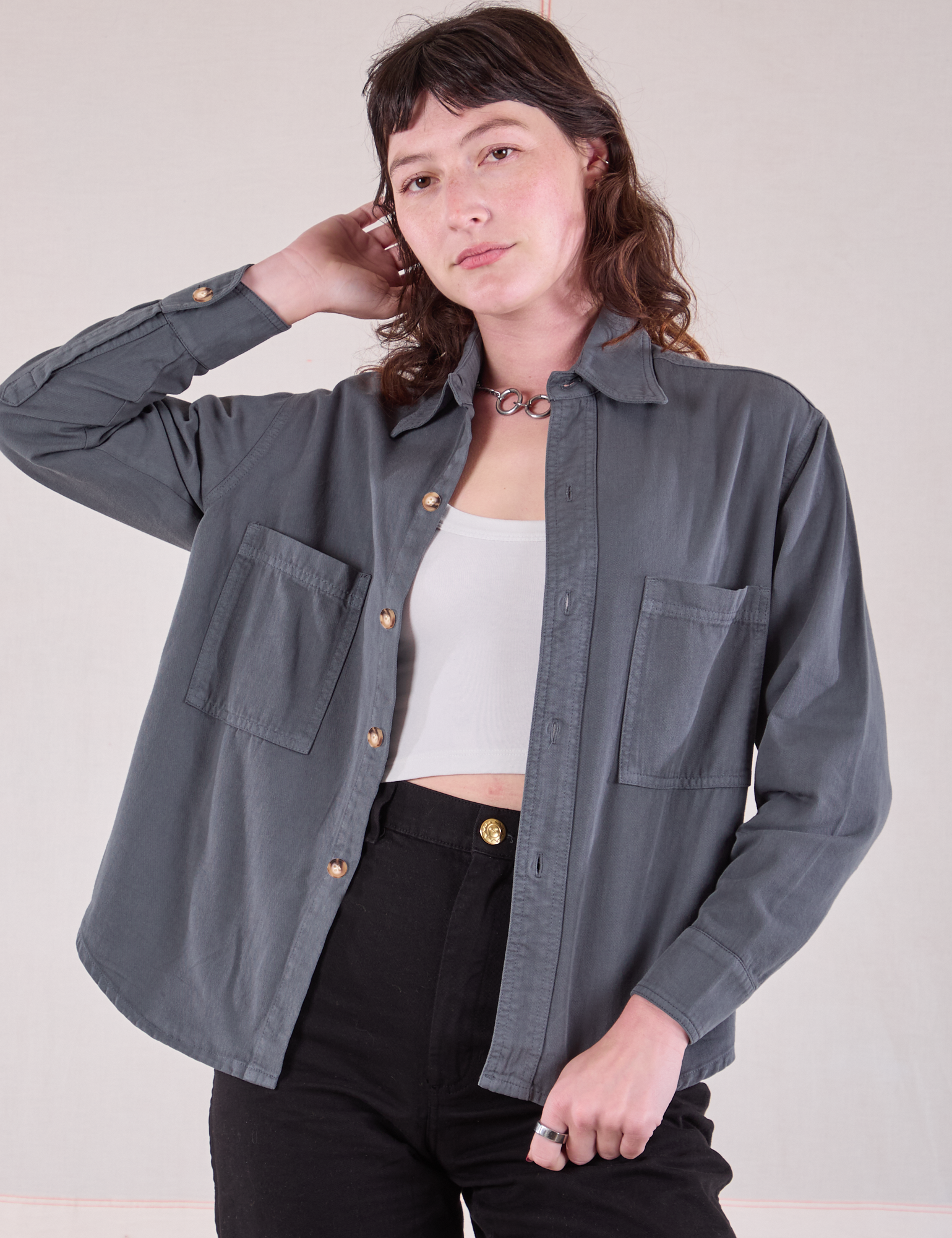 Alex is 5&#39;8&quot; and wearing P Cropped Overshirt in Slate Grey