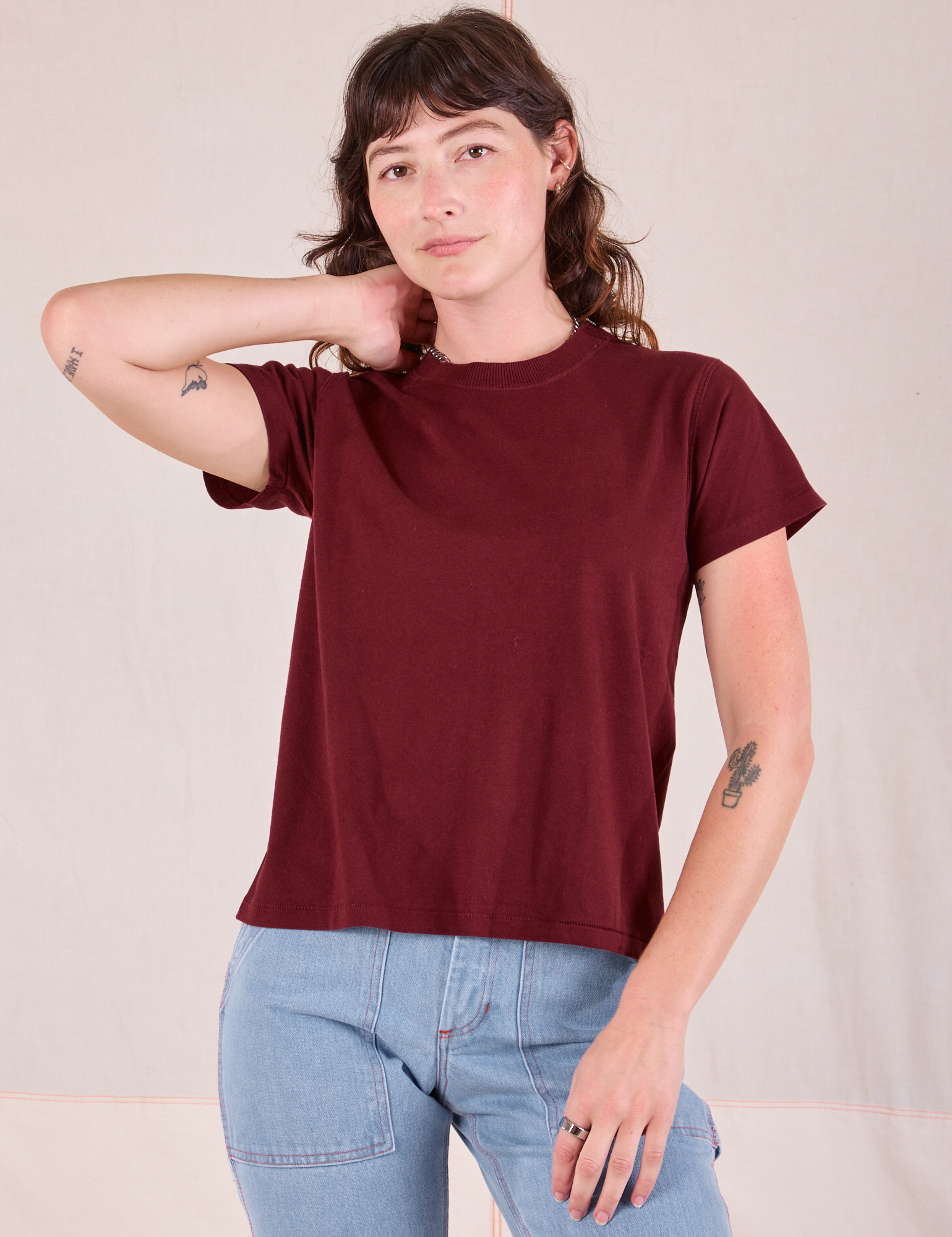 Alex is 5'8" and wearing P  Organic Vintage Tee in Red Wine