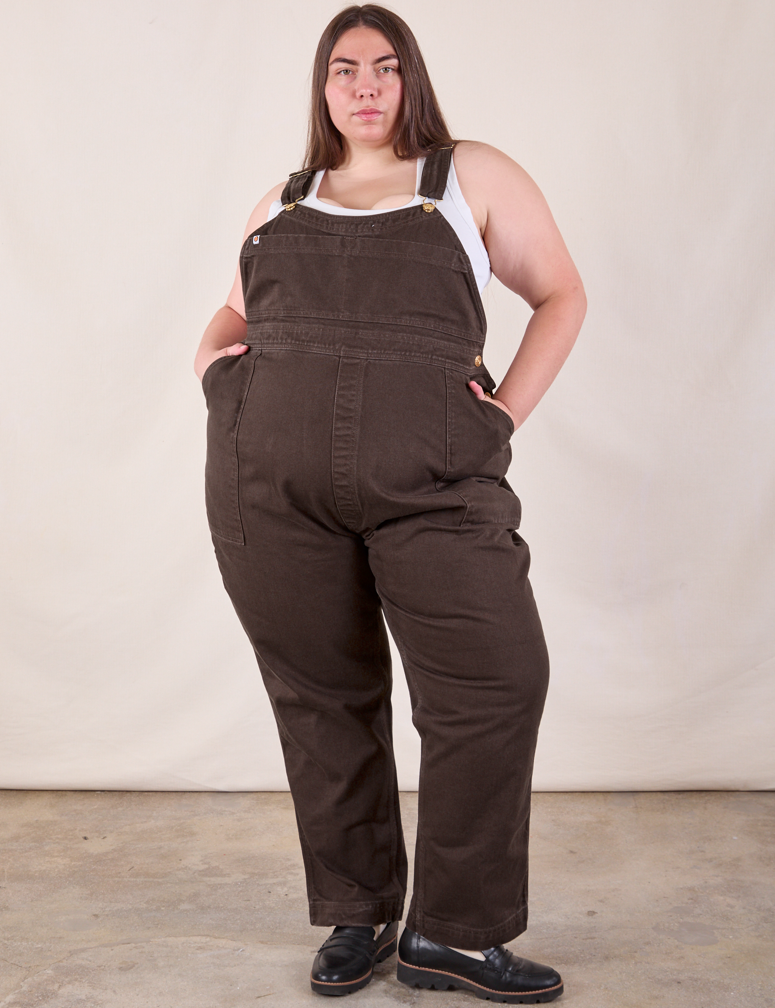 Marielena is 5'8" and wearing 2XL Original Overalls in Mono Espresso