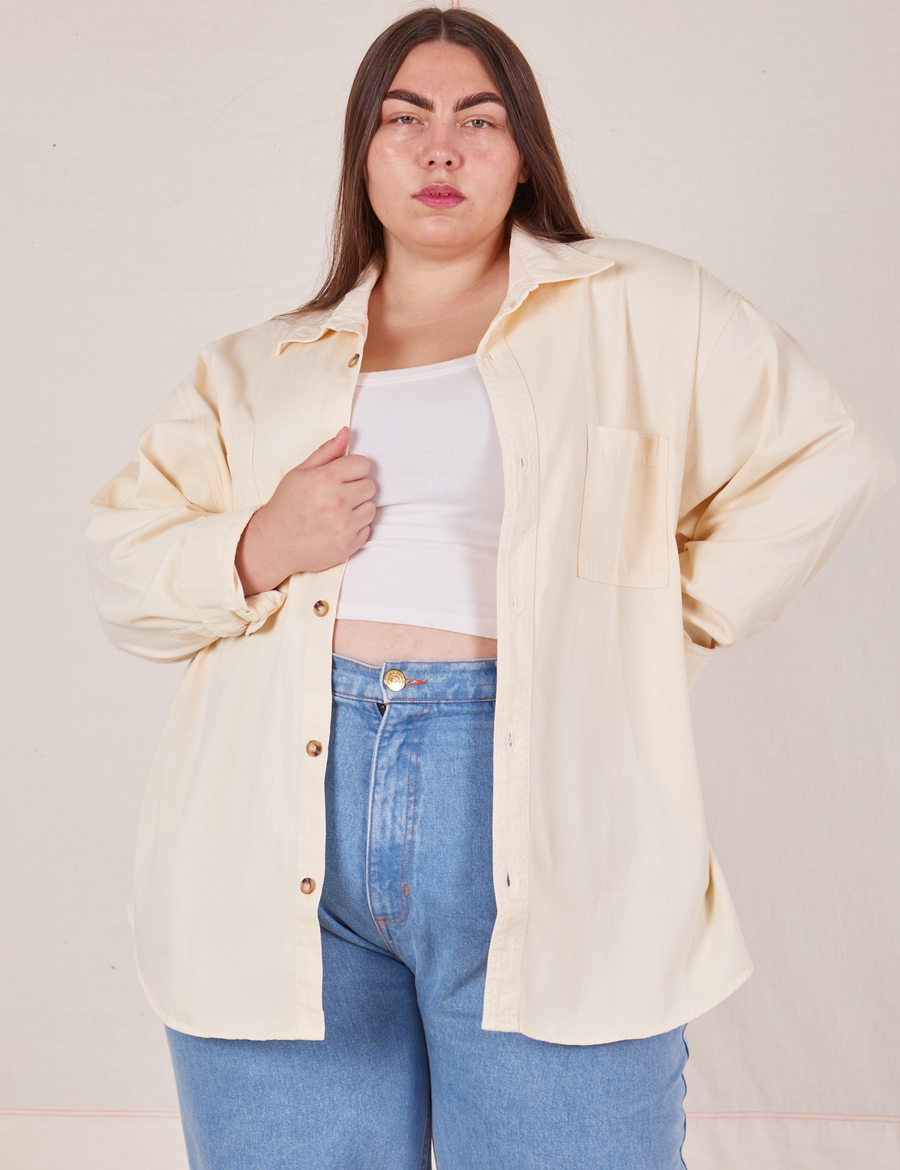 Marielena is wearing size 0XL Oversize Overshirt in Vintage Off-White paired with vintage off-white Cropped Tank Top underneath
