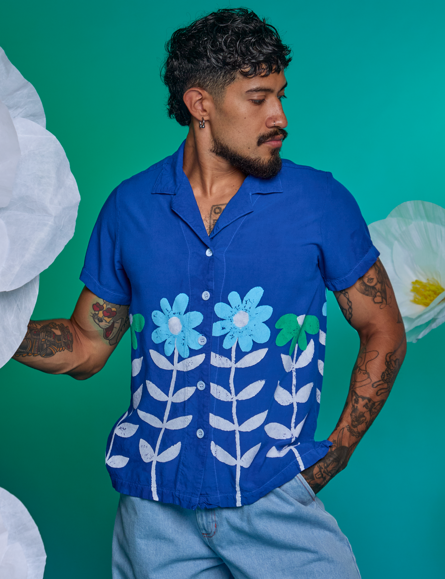 Jesse is 5'8" and wearing XS Paintstamped Pantry Button-Up in Daisy