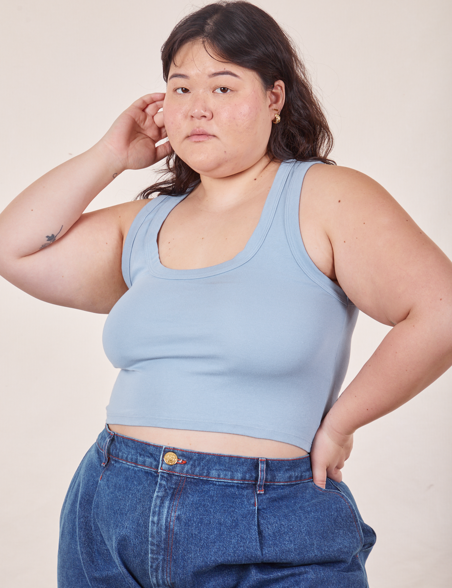 Ashley is 5&#39;7&quot; and wearing L Cropped Tank Top in Periwinkle