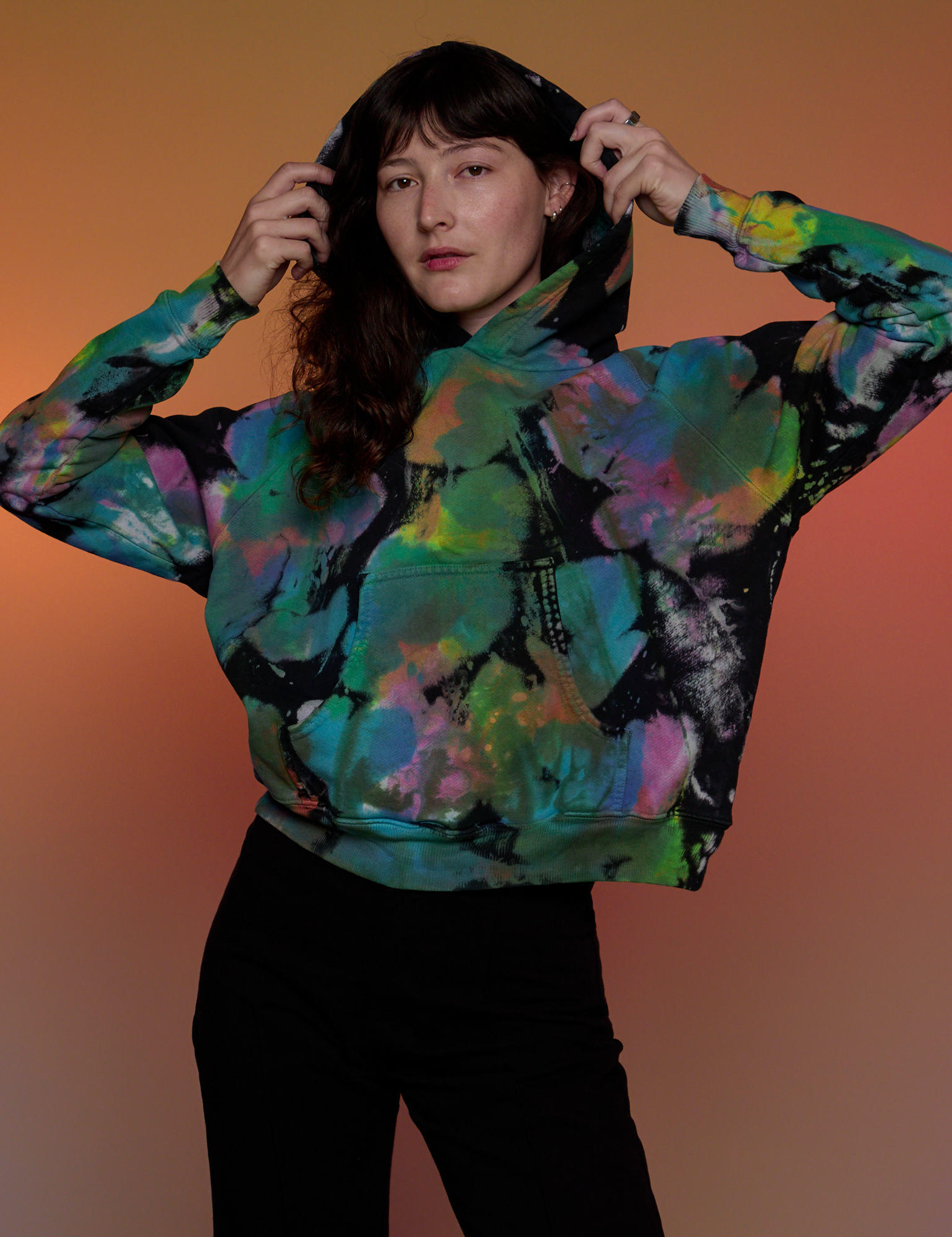 Alex is 5’8” and wearing P Oversized Hoodie in Rainbow Magic Waters