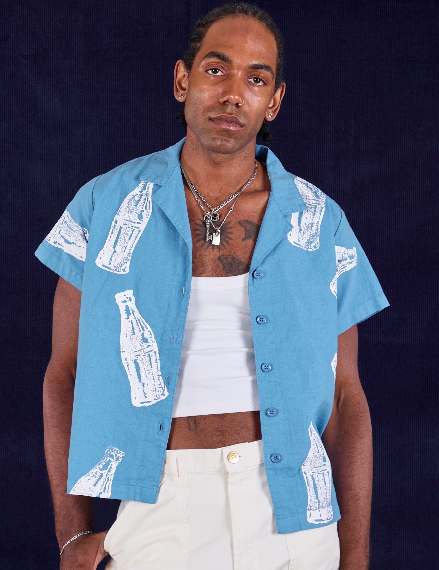 Jerrod is 6'3" and wearing M Soda Bottle Pantry Button-Up in Greek Blue