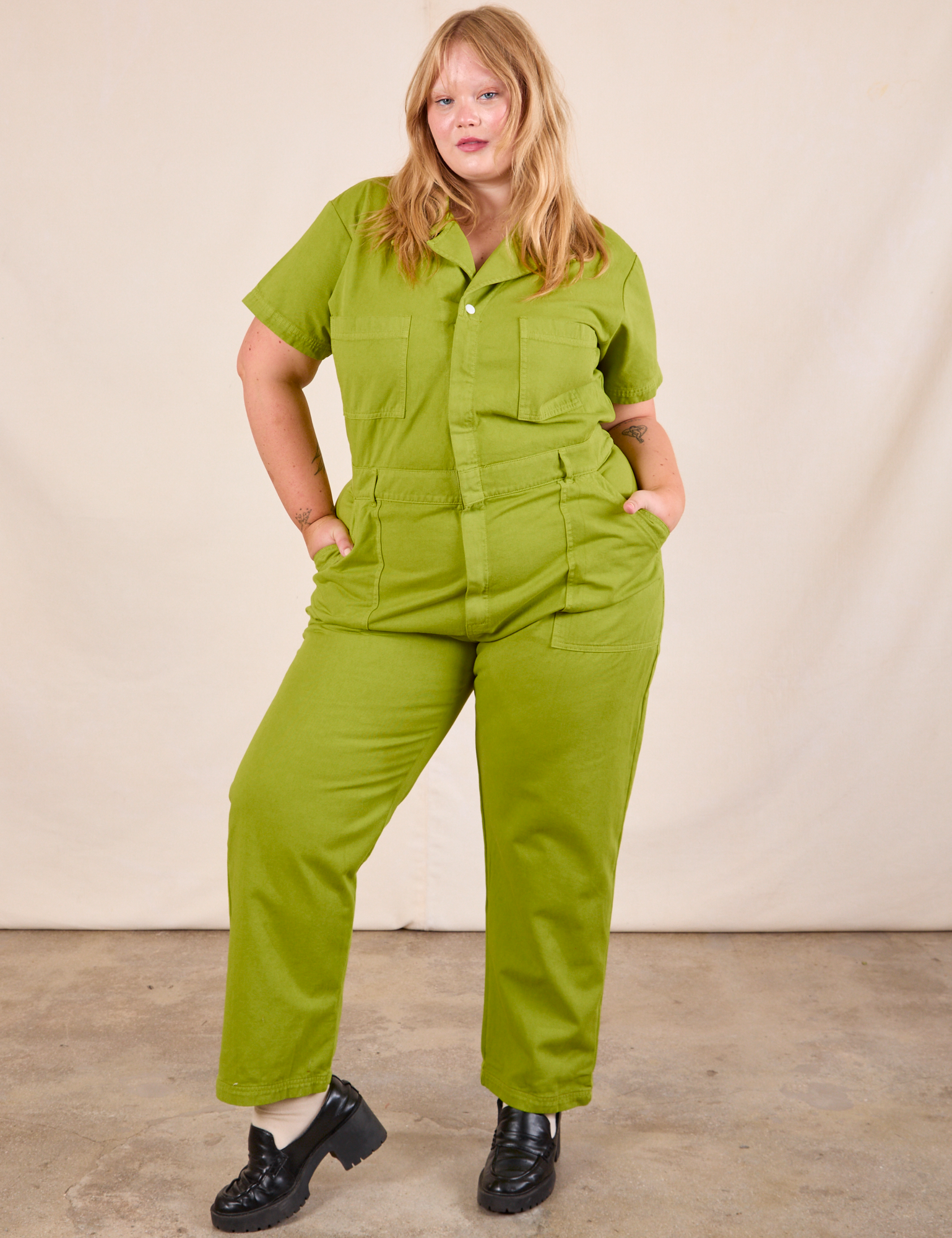 Juliet is 5&#39;7&quot; and wearing 1XL Short Sleeve Jumpsuit in Gross Green